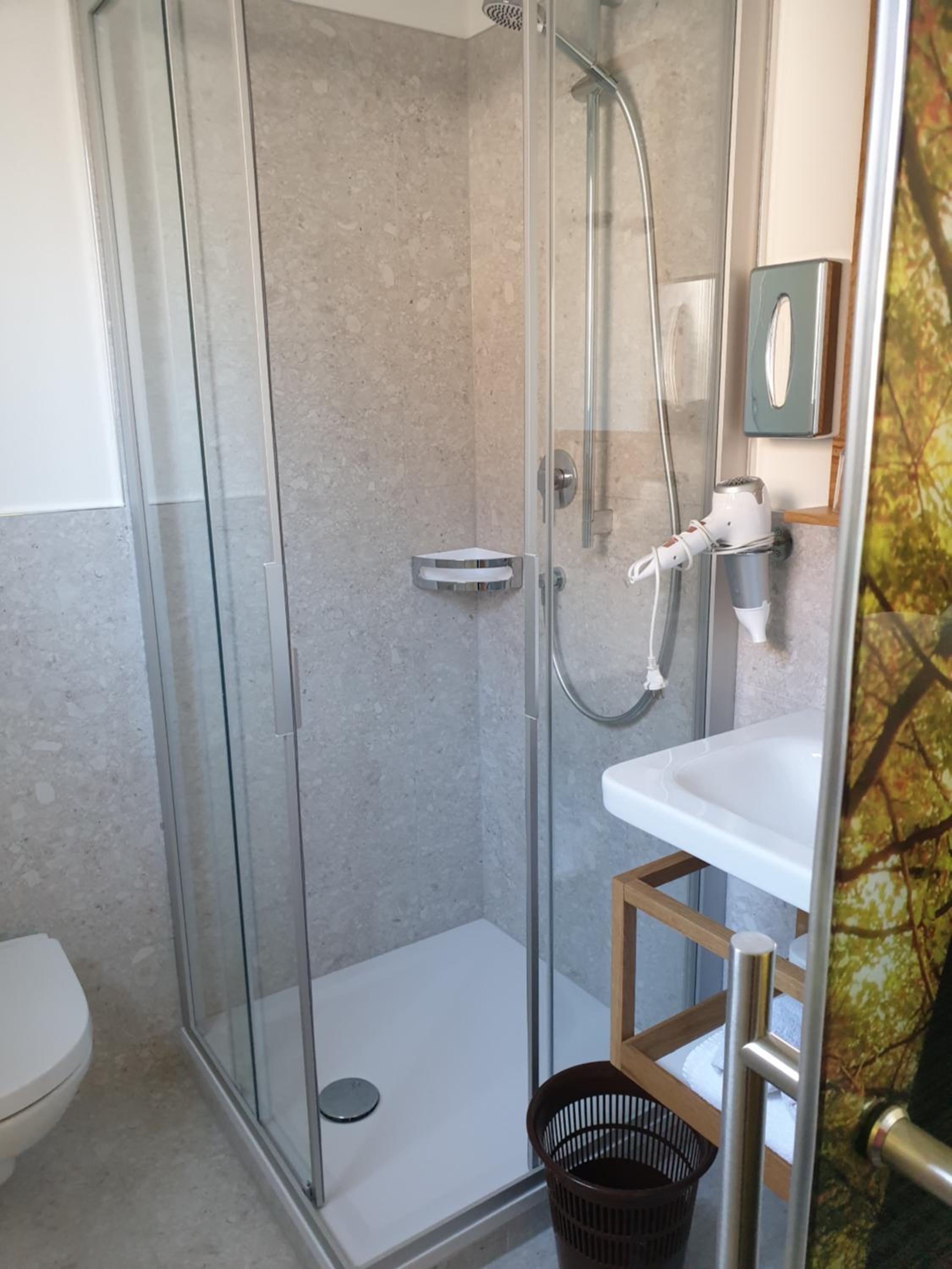 Budget Twin Room - Photo 4