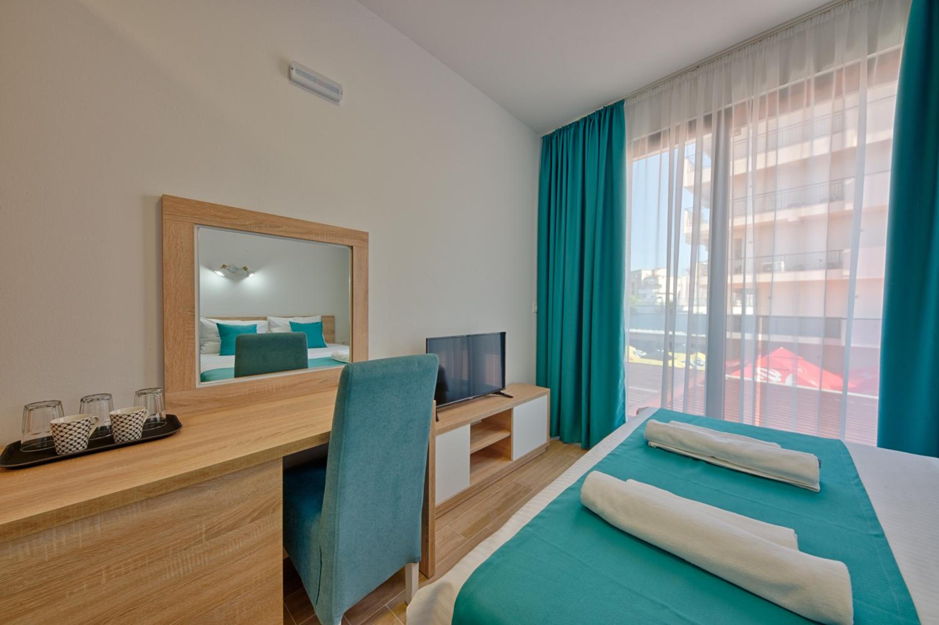 Deluxe Double Room (2 Adults + 1 Child)