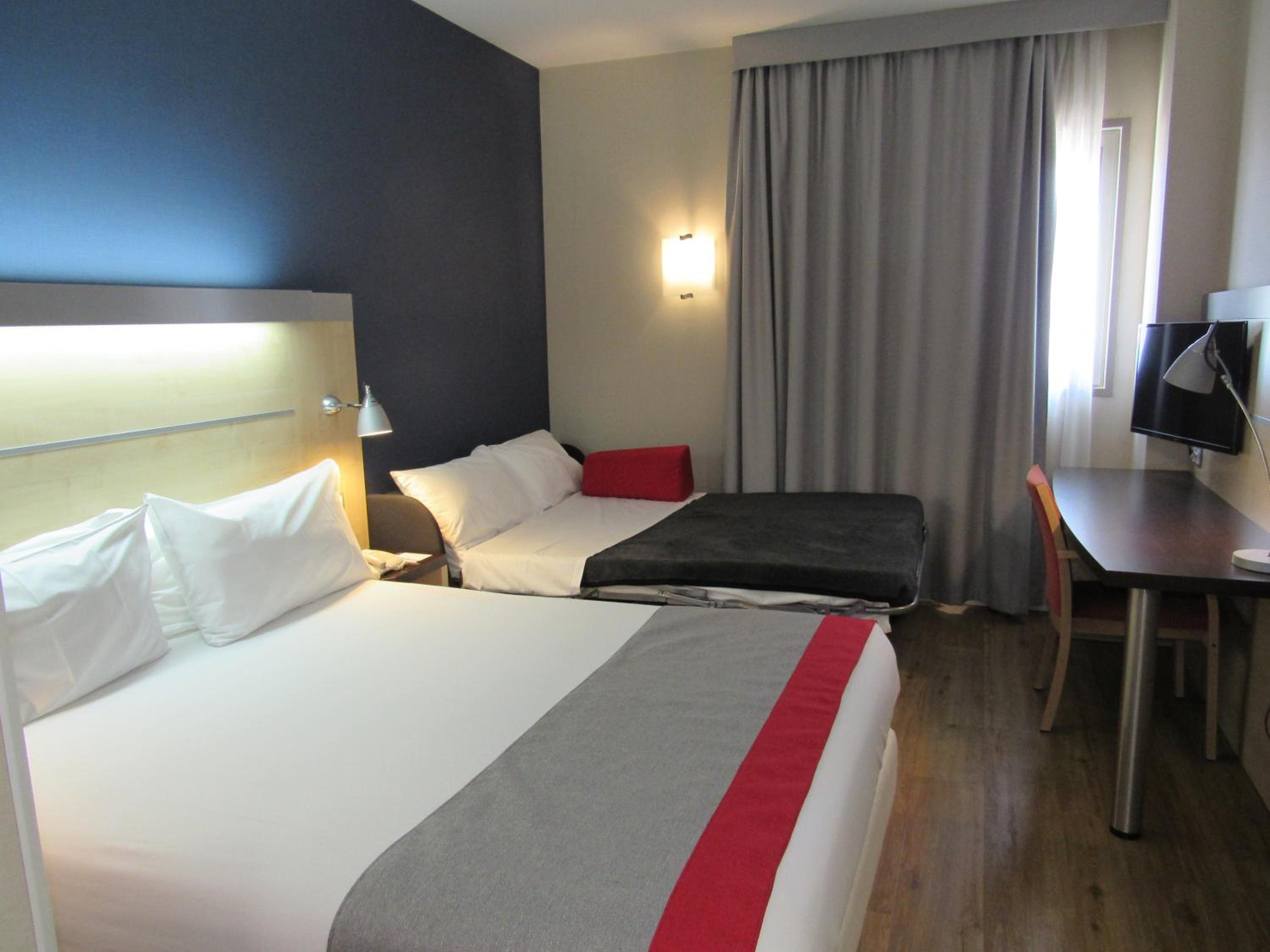 Standard Double Room with Sofa Bed - Smoking - Photo 11