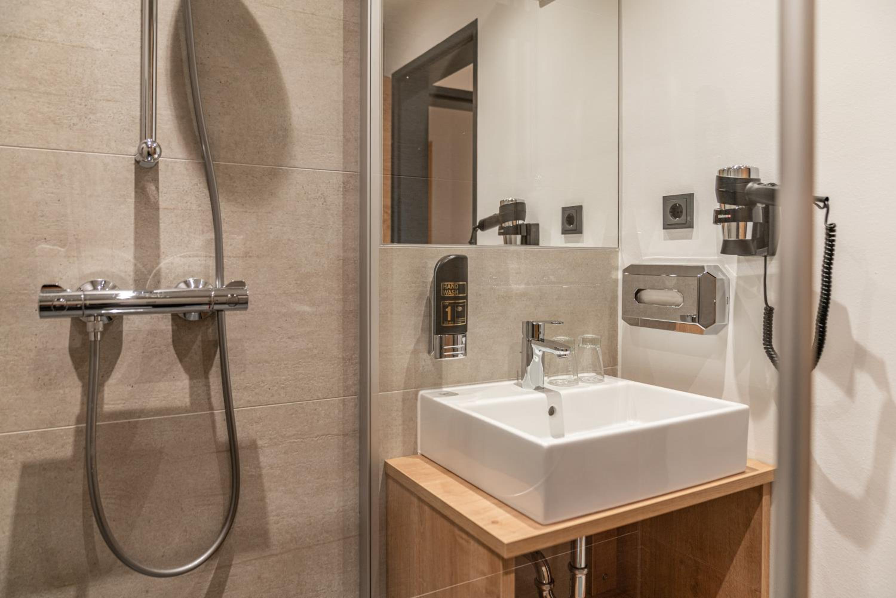 Deluxe Double Room with City View - Photo 3