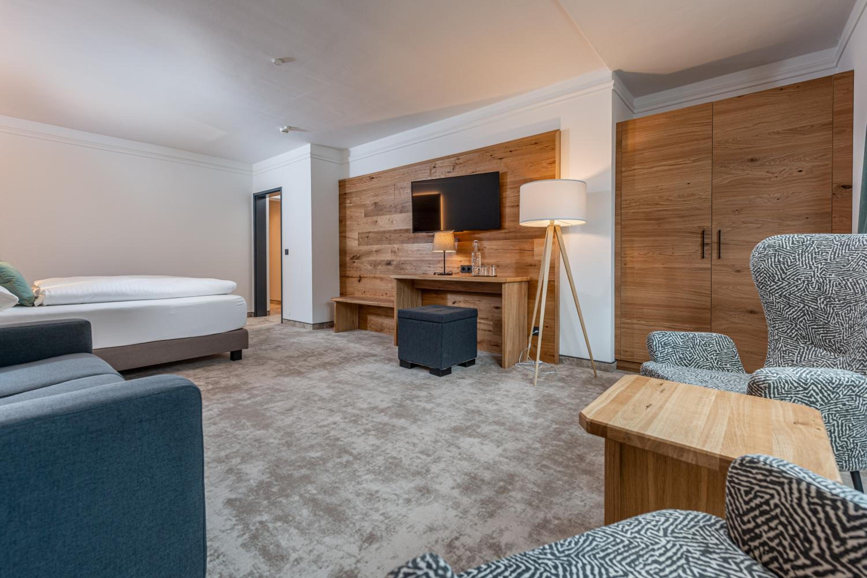 Deluxe Double Room with City View - Photo 10