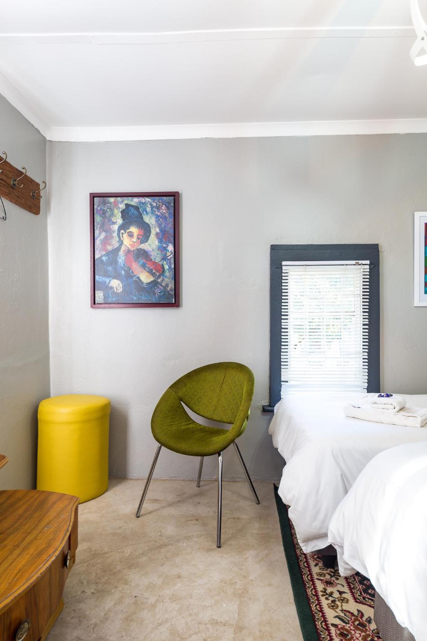 Deluxe Queen Suite - Photo 9