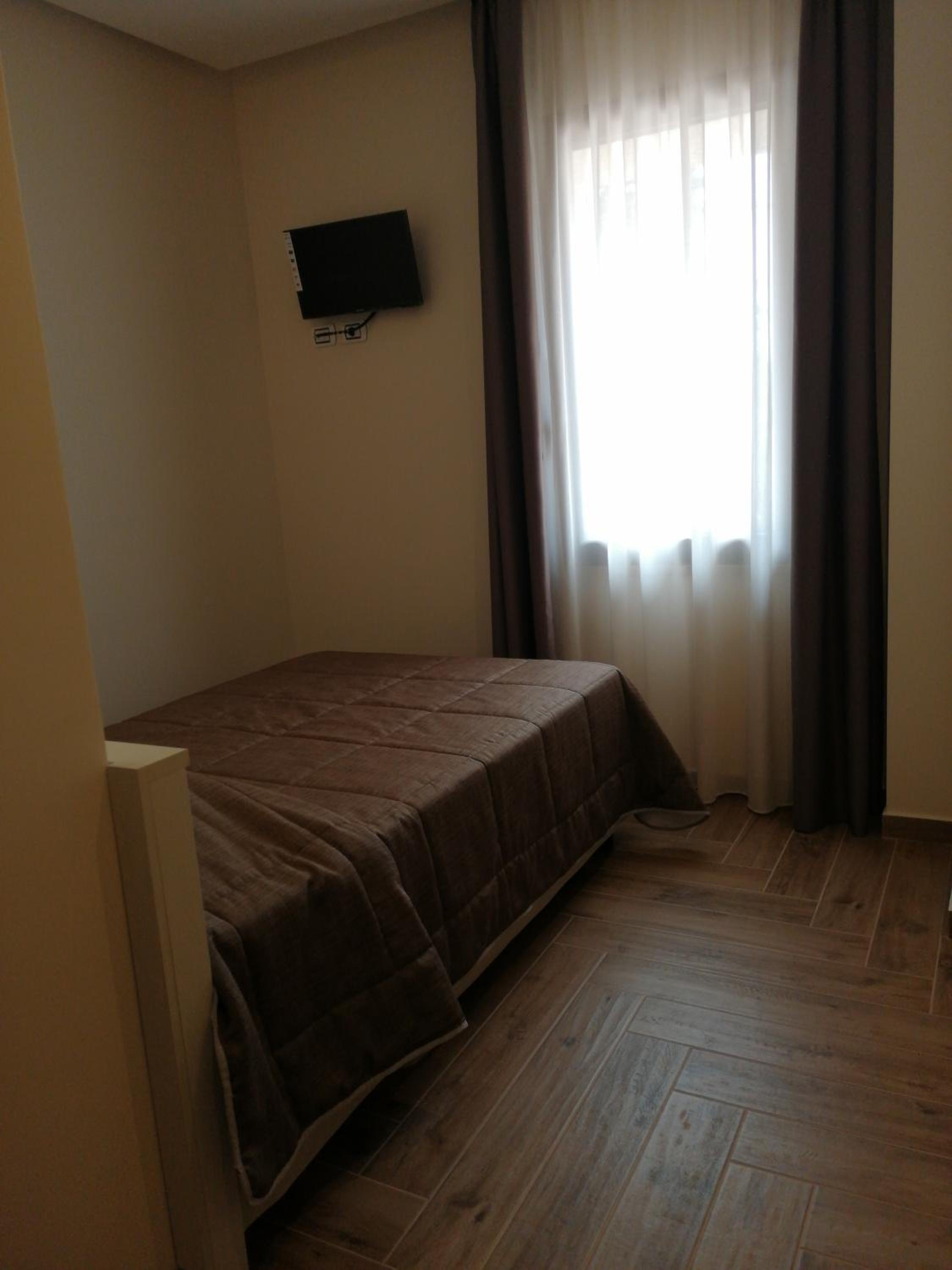 Single Room with Private Bathroom photo 2
