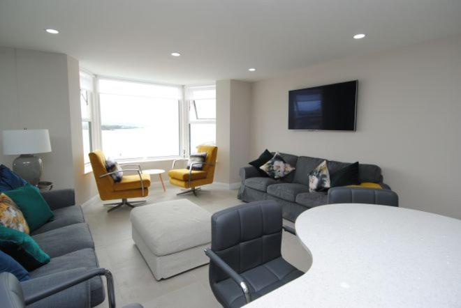 Three-Bedroom Apartment photo 1