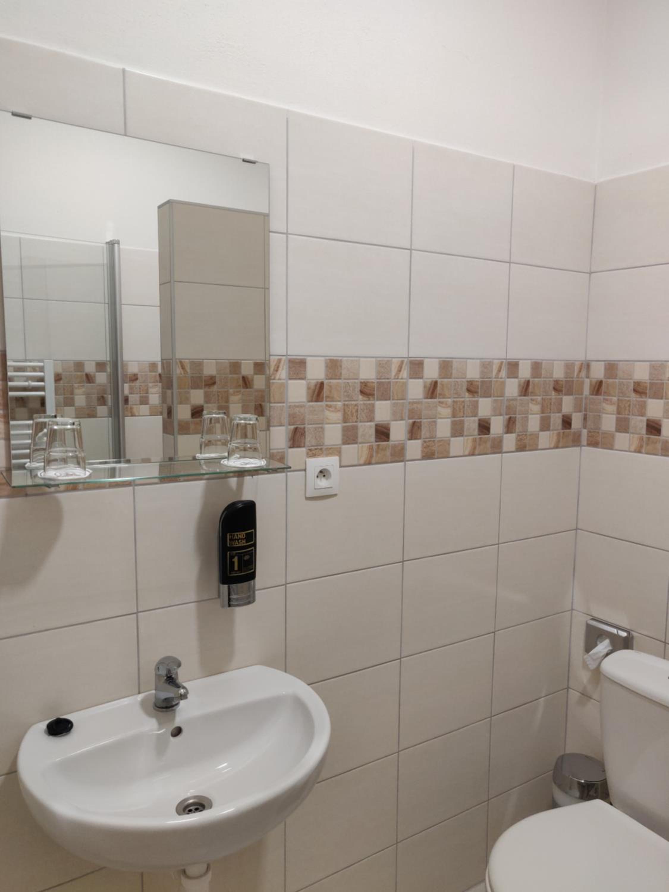 Standard Twin Room - Photo 3