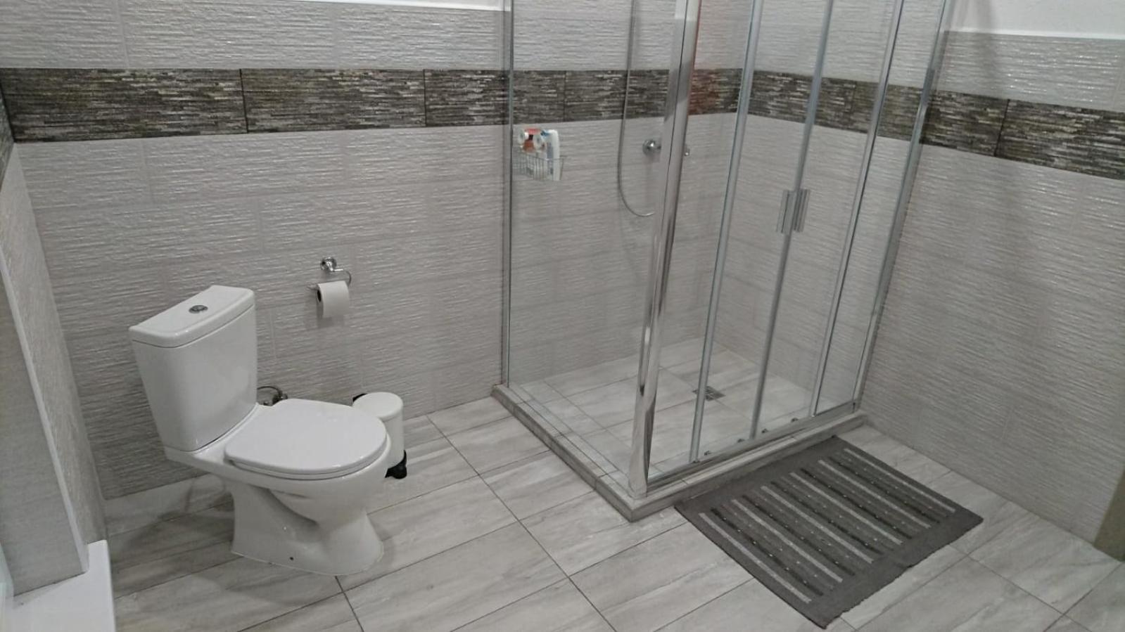 Six-Bedroom House - Photo 35
