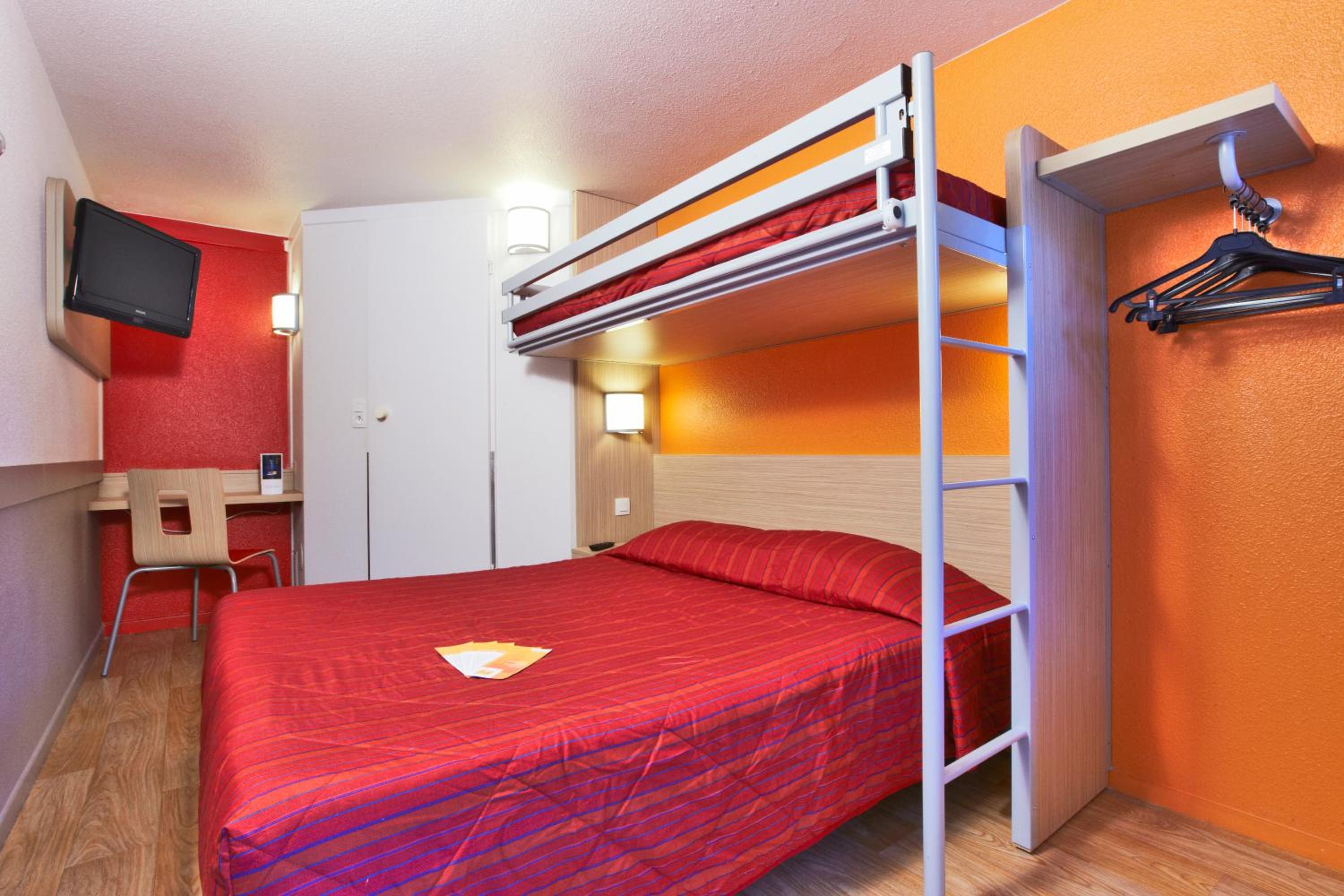 Standard Queen Room with One Bunk Bed - Photo 3