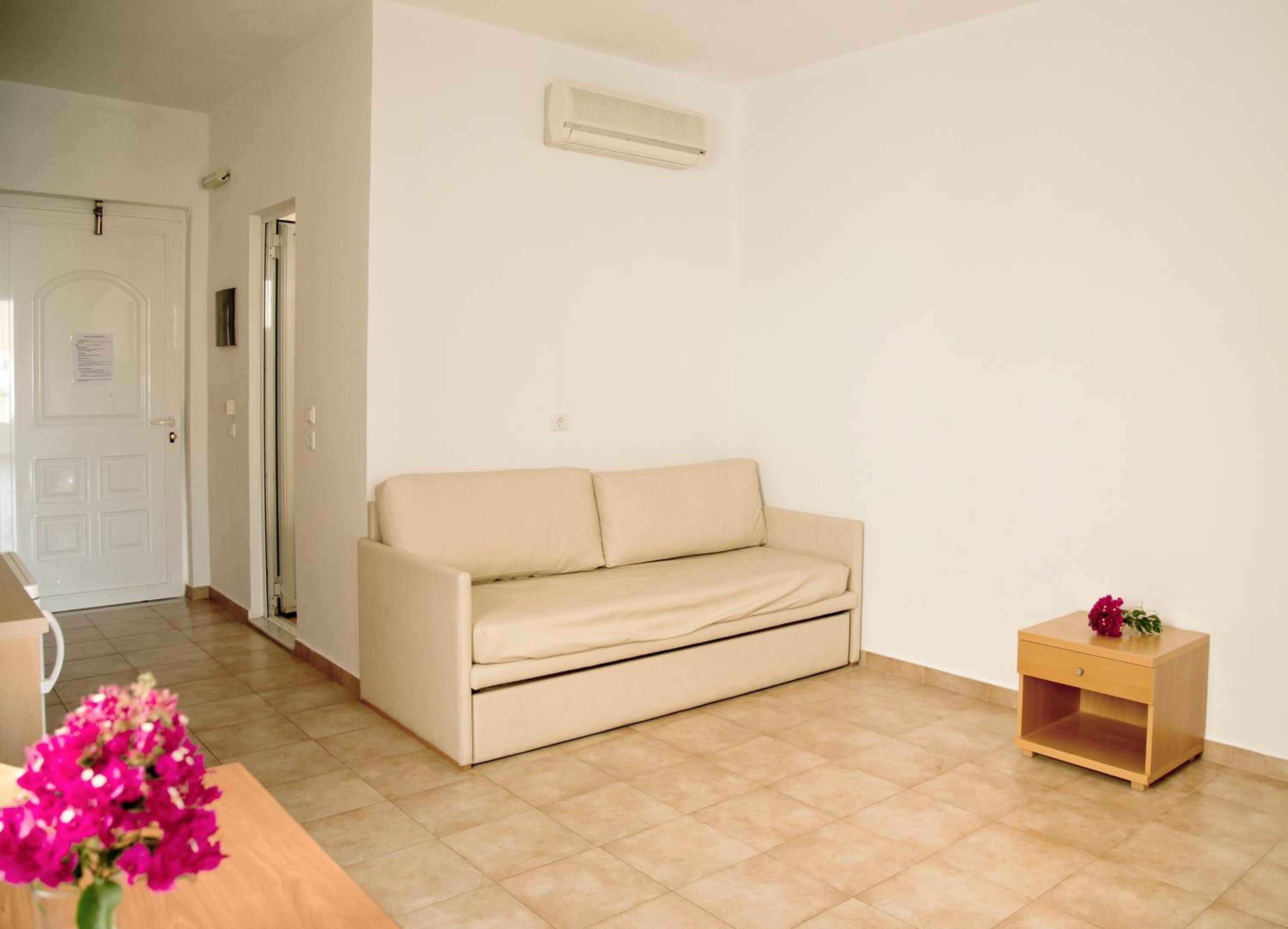 Studio (3-4 adults)