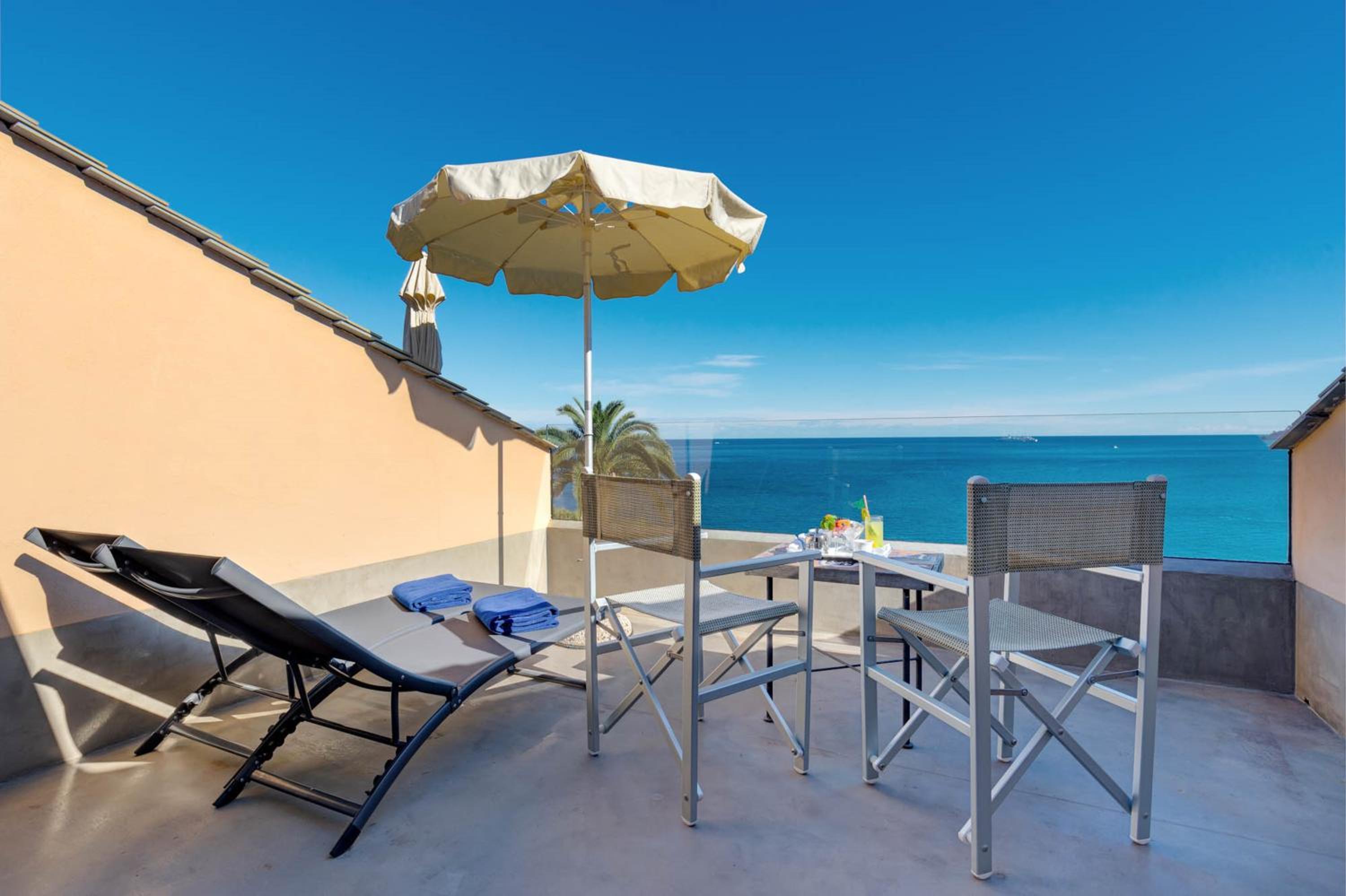 Deluxe Double or Twin Room with Sea View photo 2