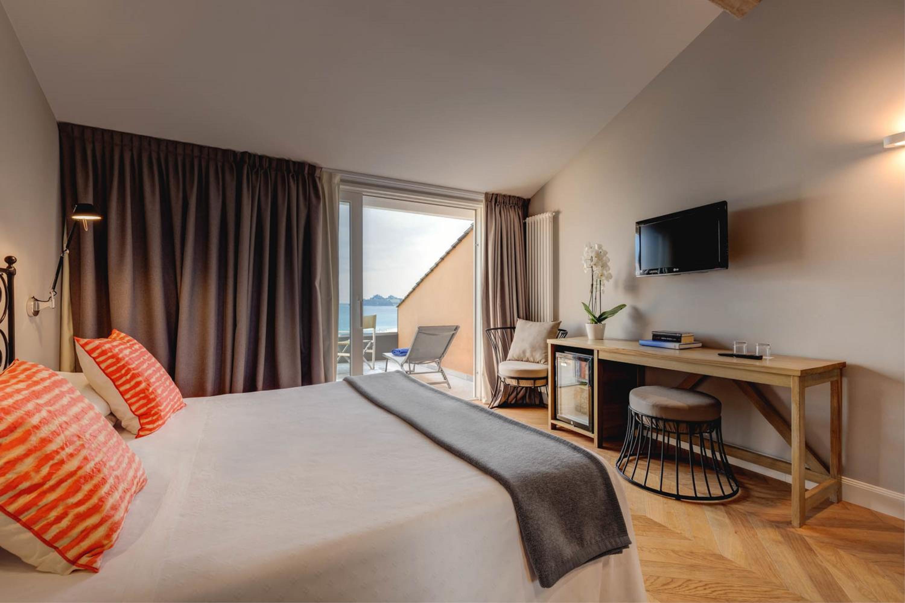 Deluxe Double or Twin Room with Sea View photo 3
