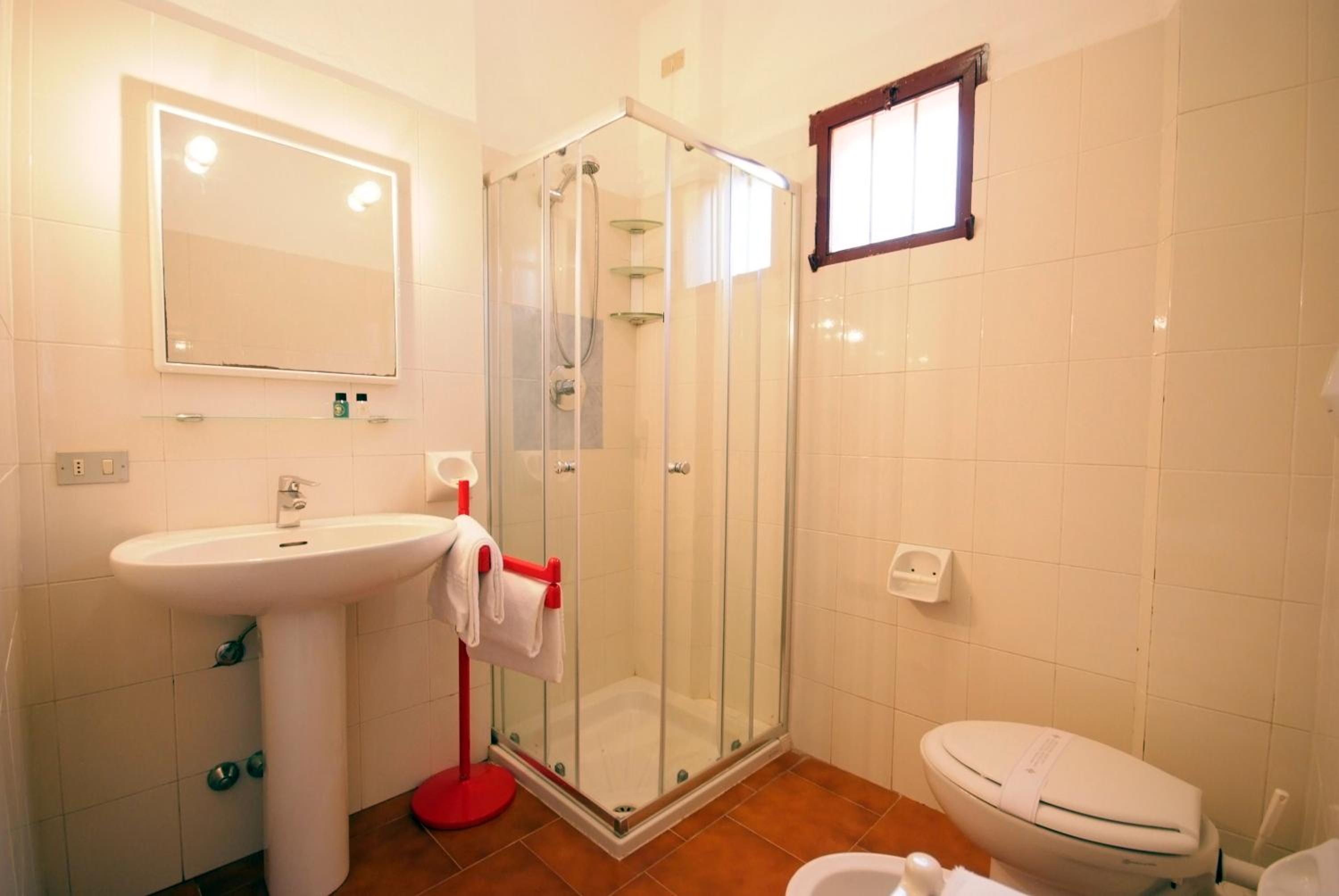 One-Bedroom Apartment (5 Adults) - Photo 9