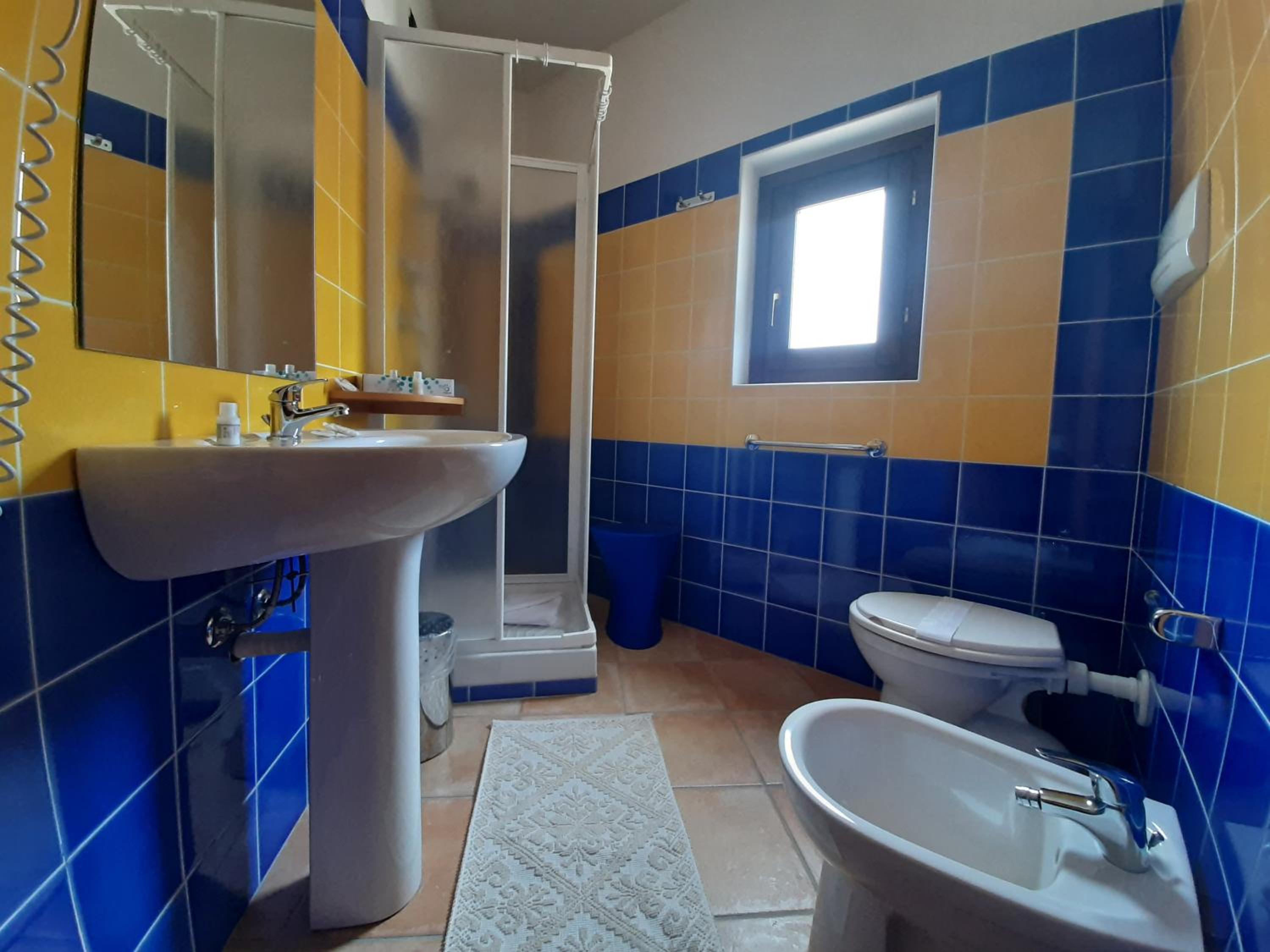Standard Double Room - Photo 13