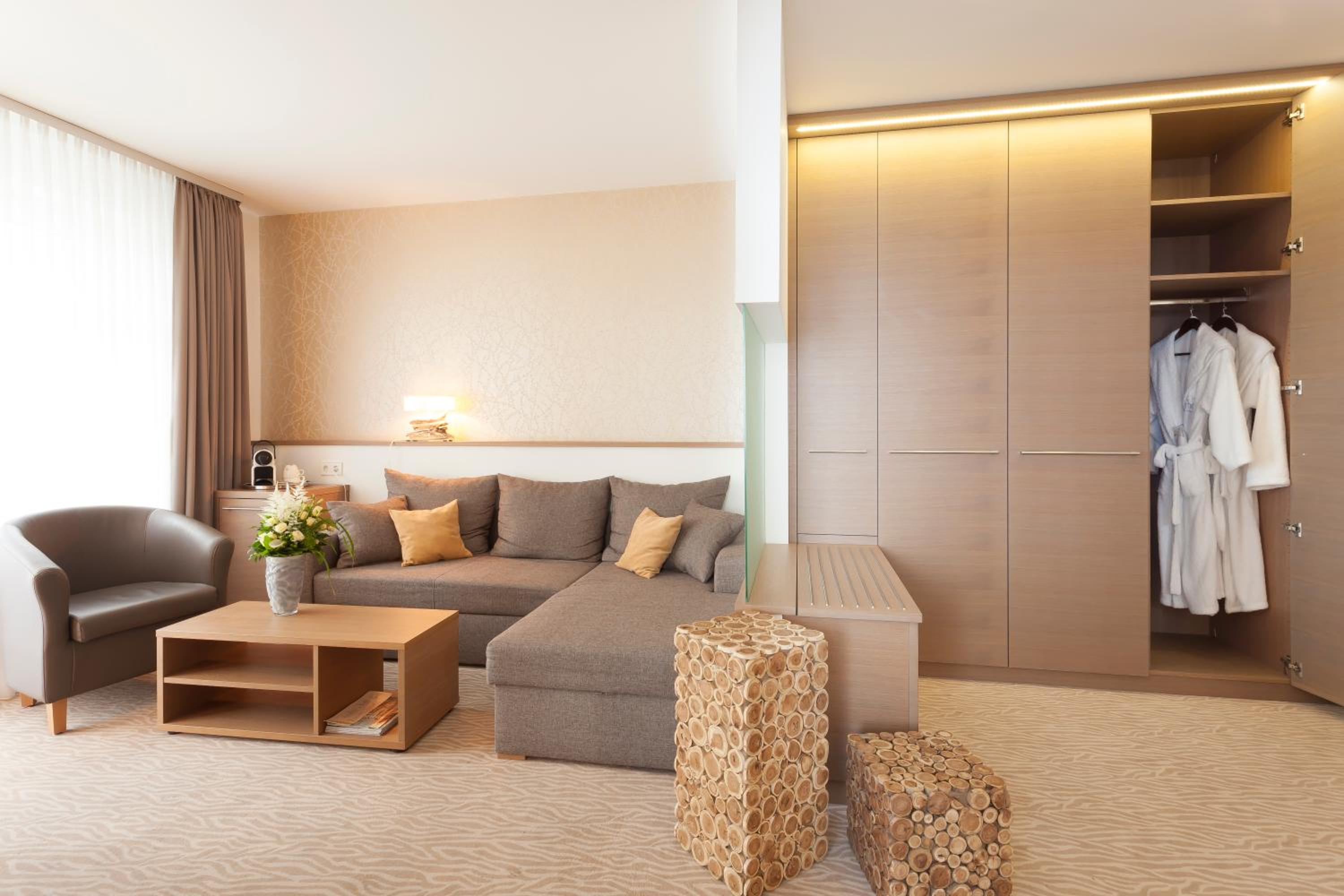 Suite with Balcony and Direct View of the Sea thumbnail 5