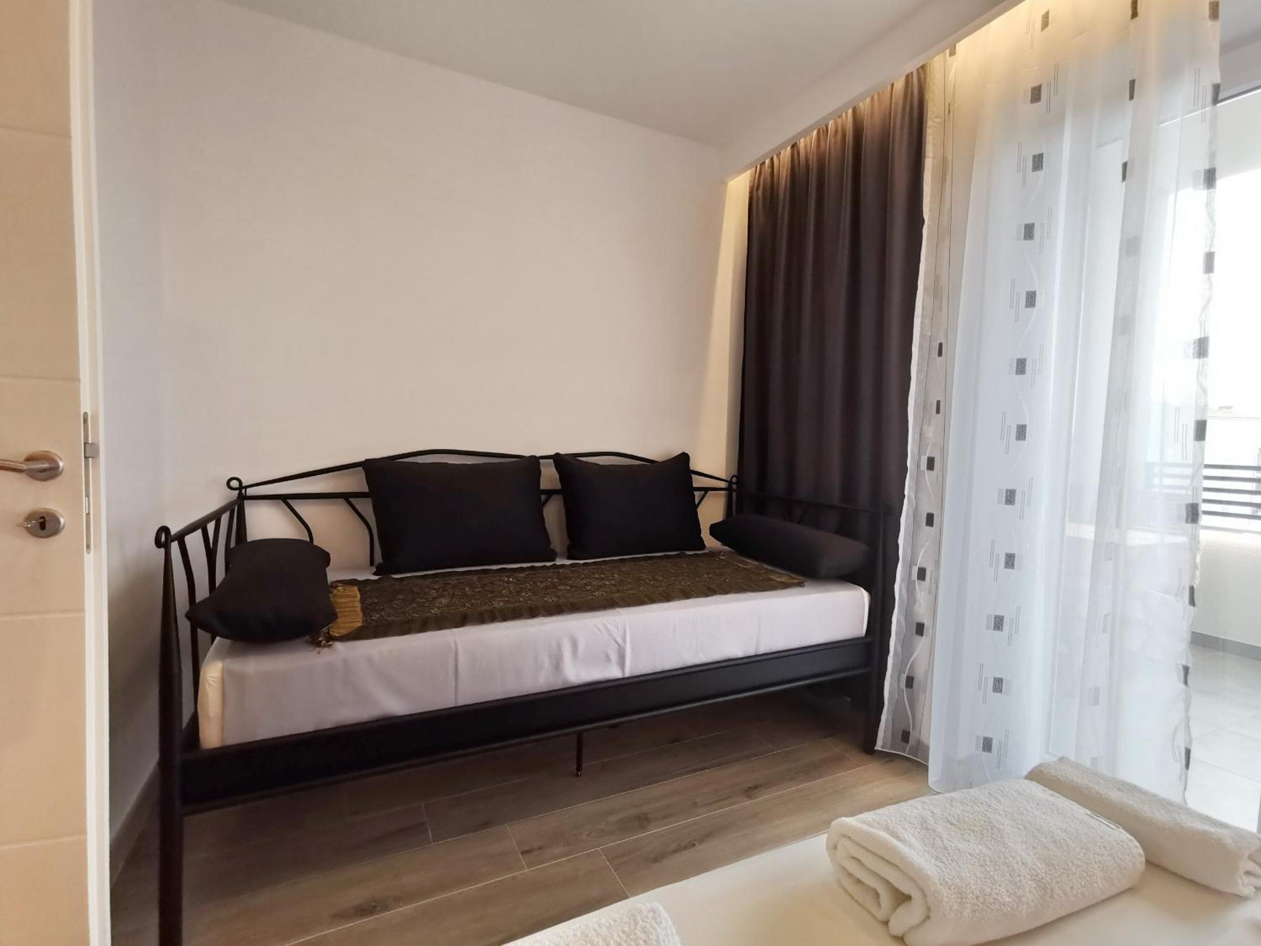 One-Bedroom Apartment - Sea Side