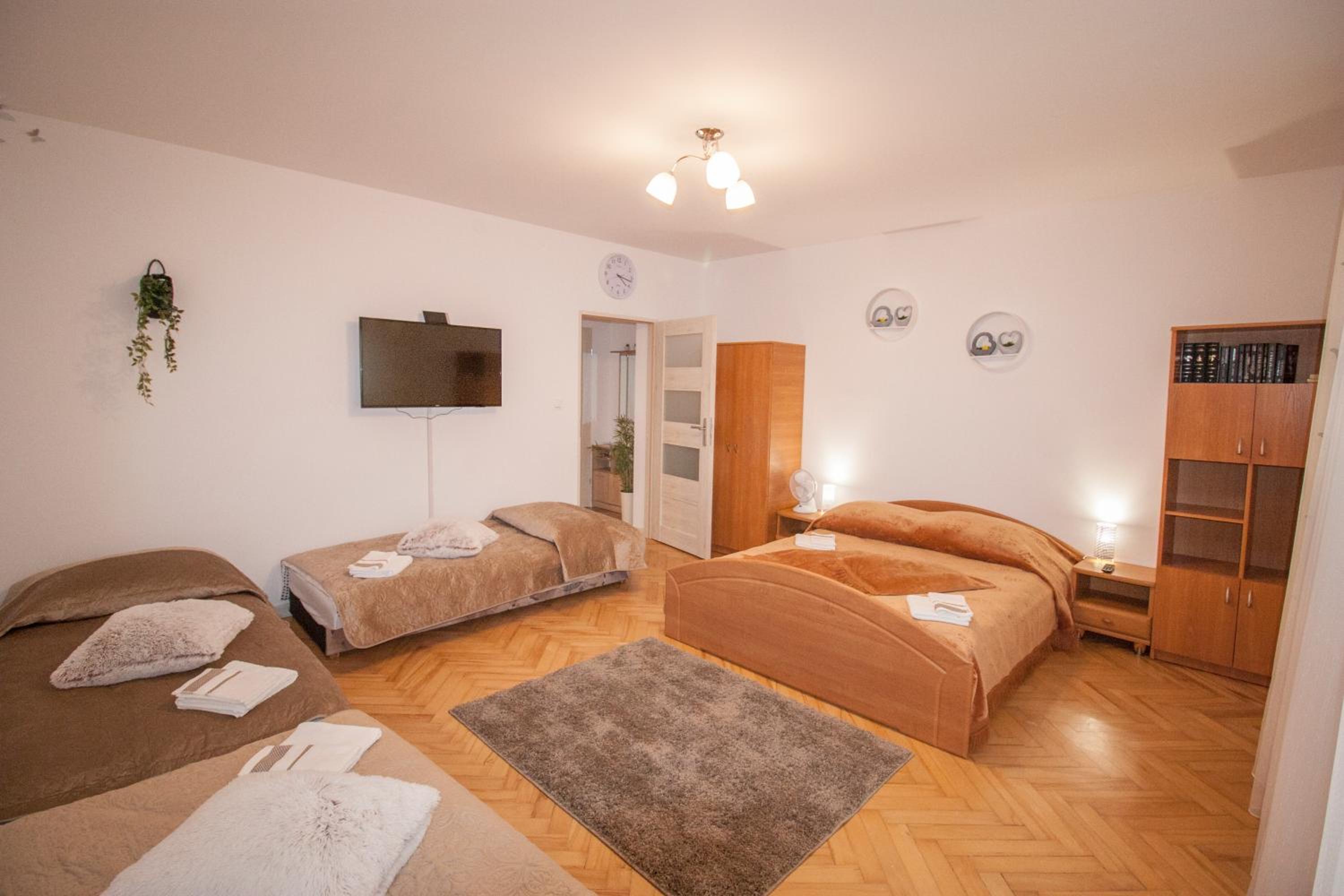 Apartment with Balcony - Photo 15