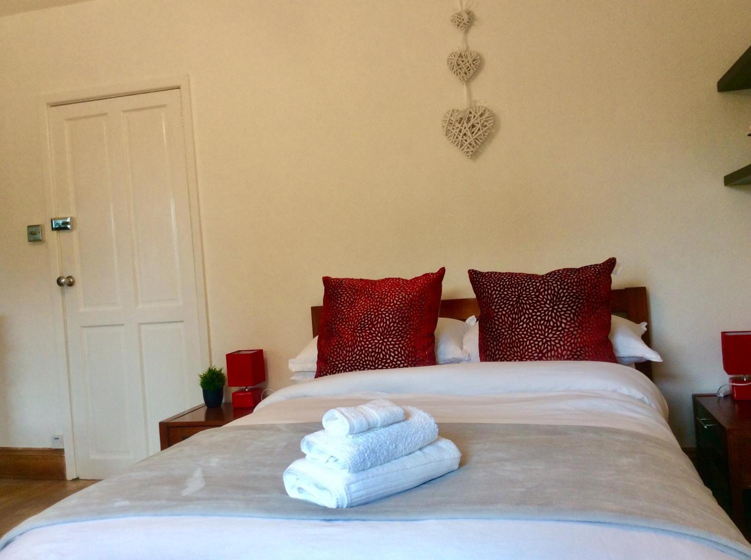 Large Deluxe Double Room with Street View - Photo 3