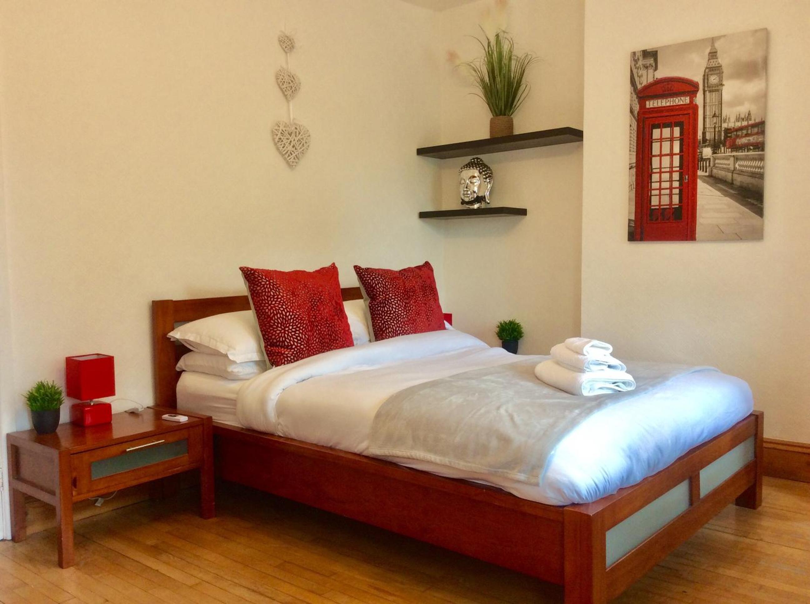 Large Deluxe Double Room with Street View - Photo 1