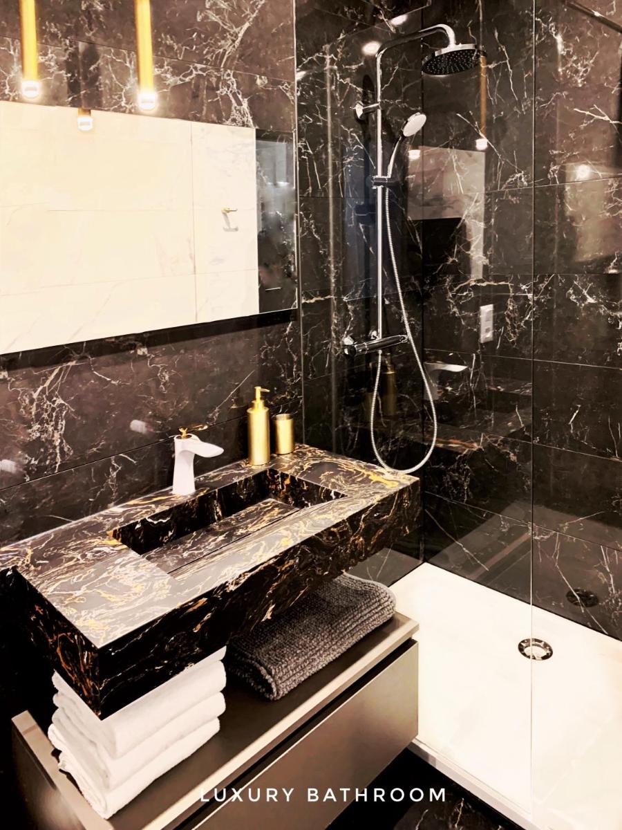 Deluxe Family Suite - Photo 20