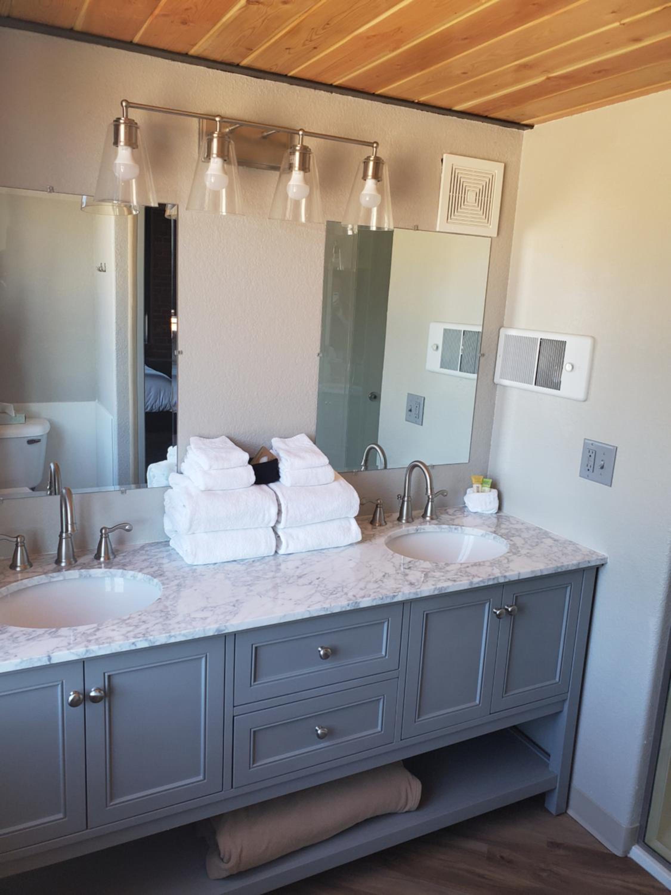 Superior King Room - Photo 13