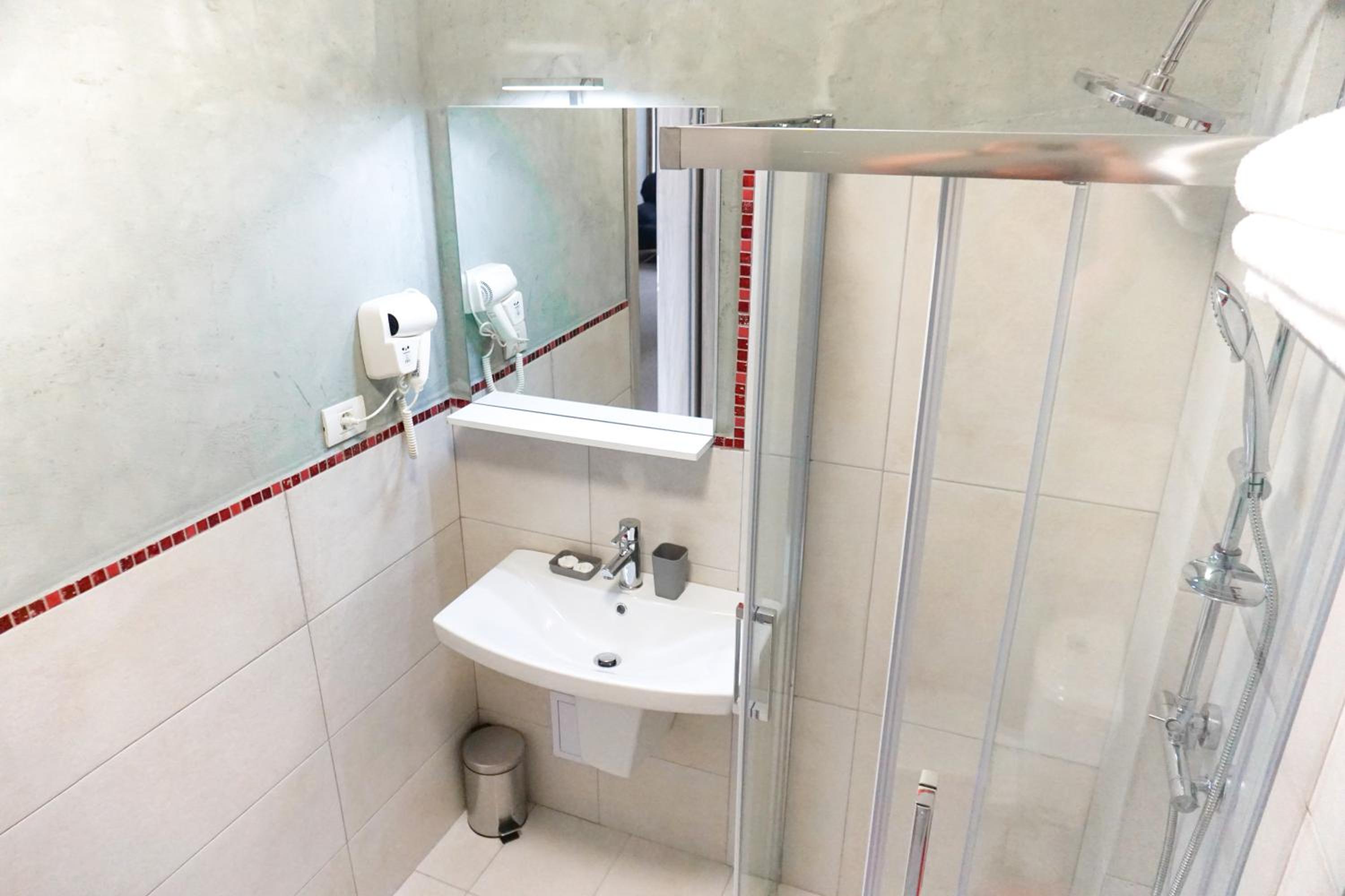 Standard Twin Room - Photo 13