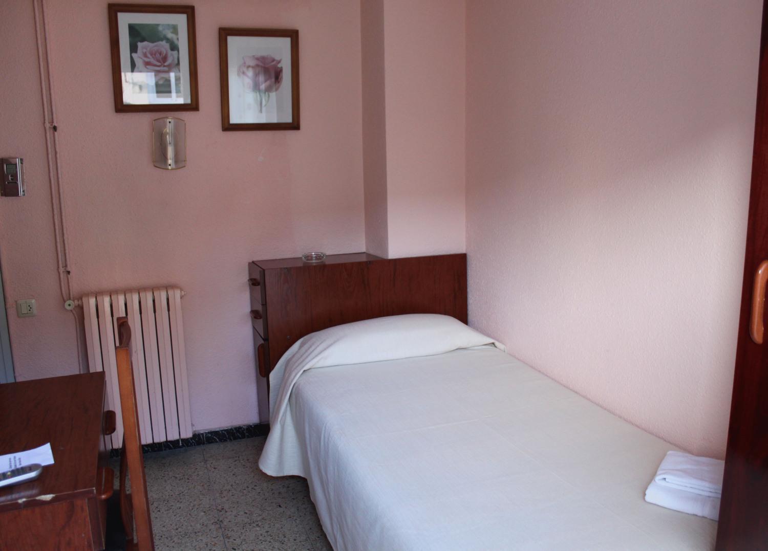 Single Room with Private Bathroom photo 2