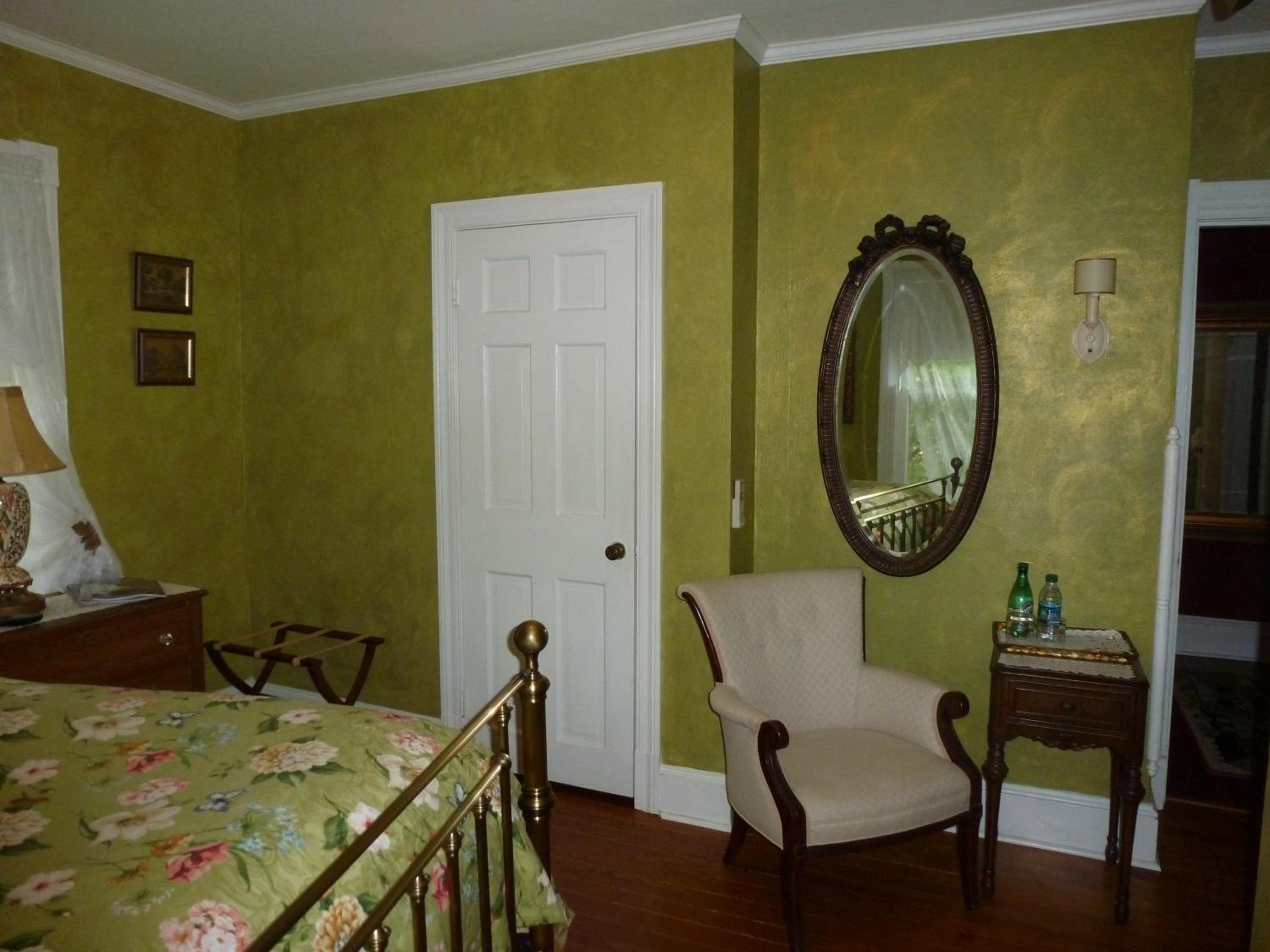 Deluxe Queen Studio