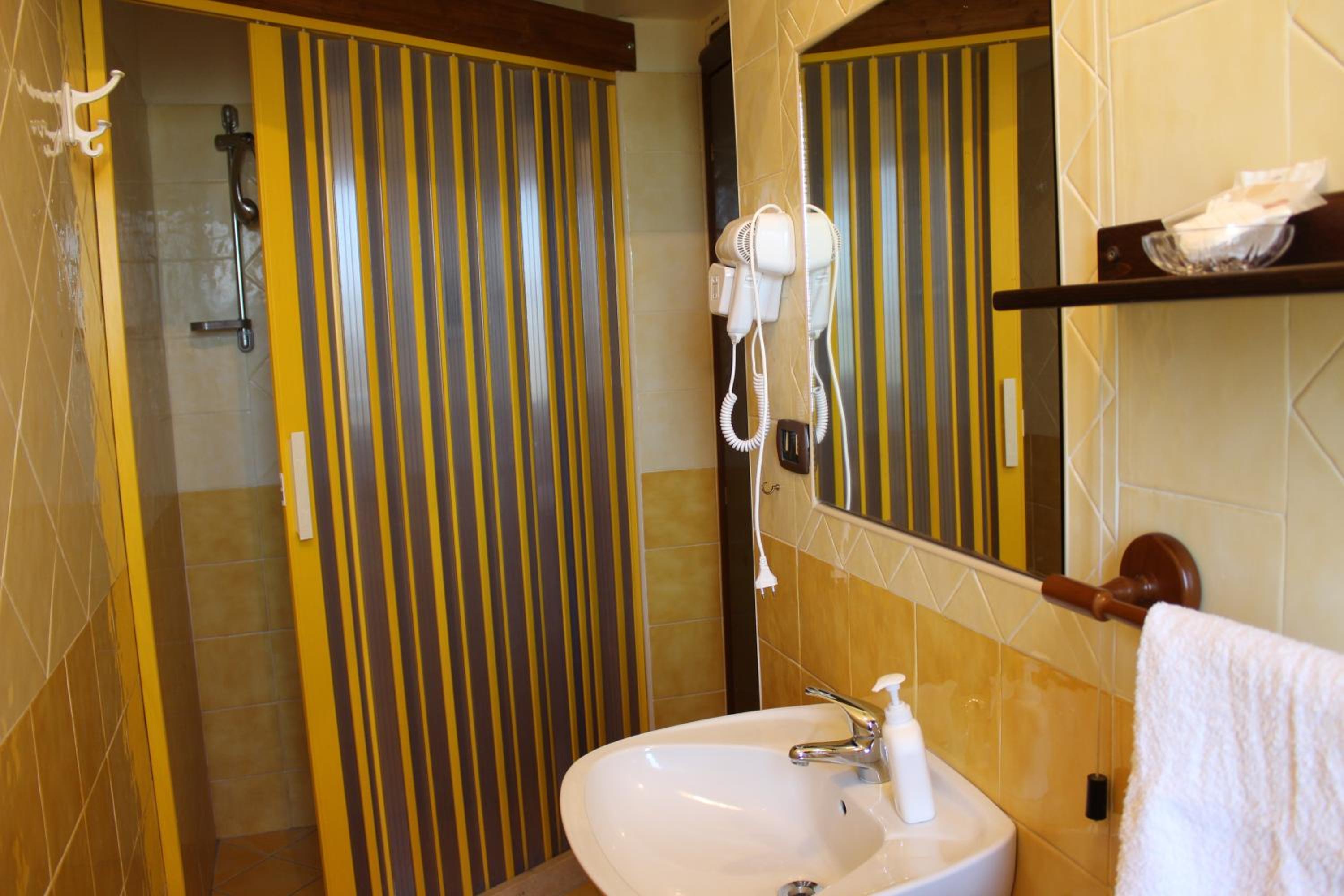 Double or Twin Room with Private Bathroom photo 2