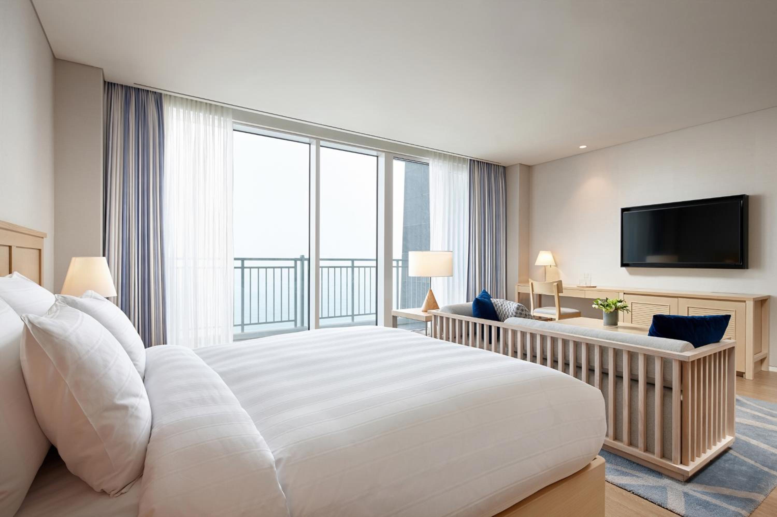 [Waterpark PKG] Grand Deluxe Double Room with Water Park Tickets for 2