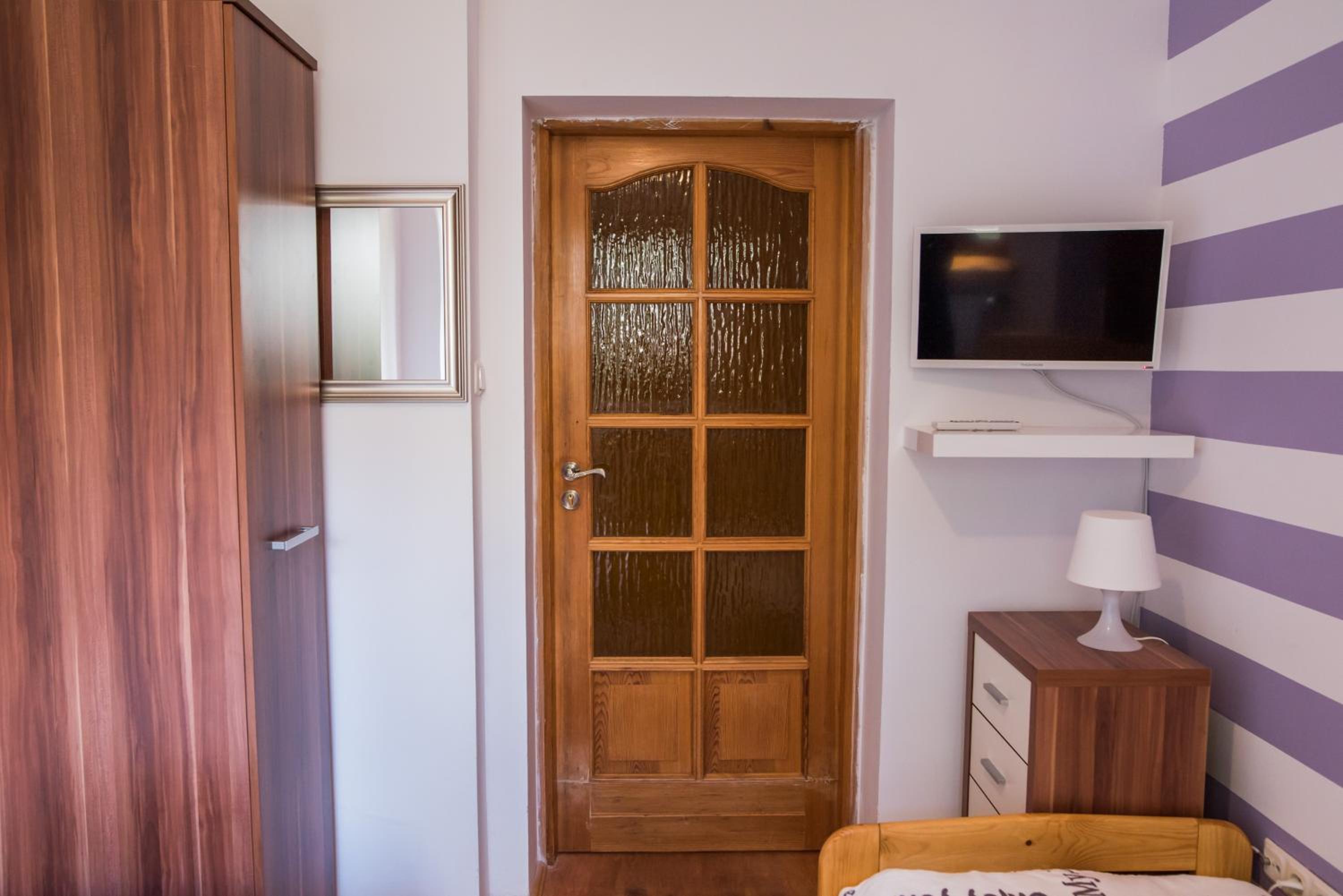 Budget Double Room - Photo 2