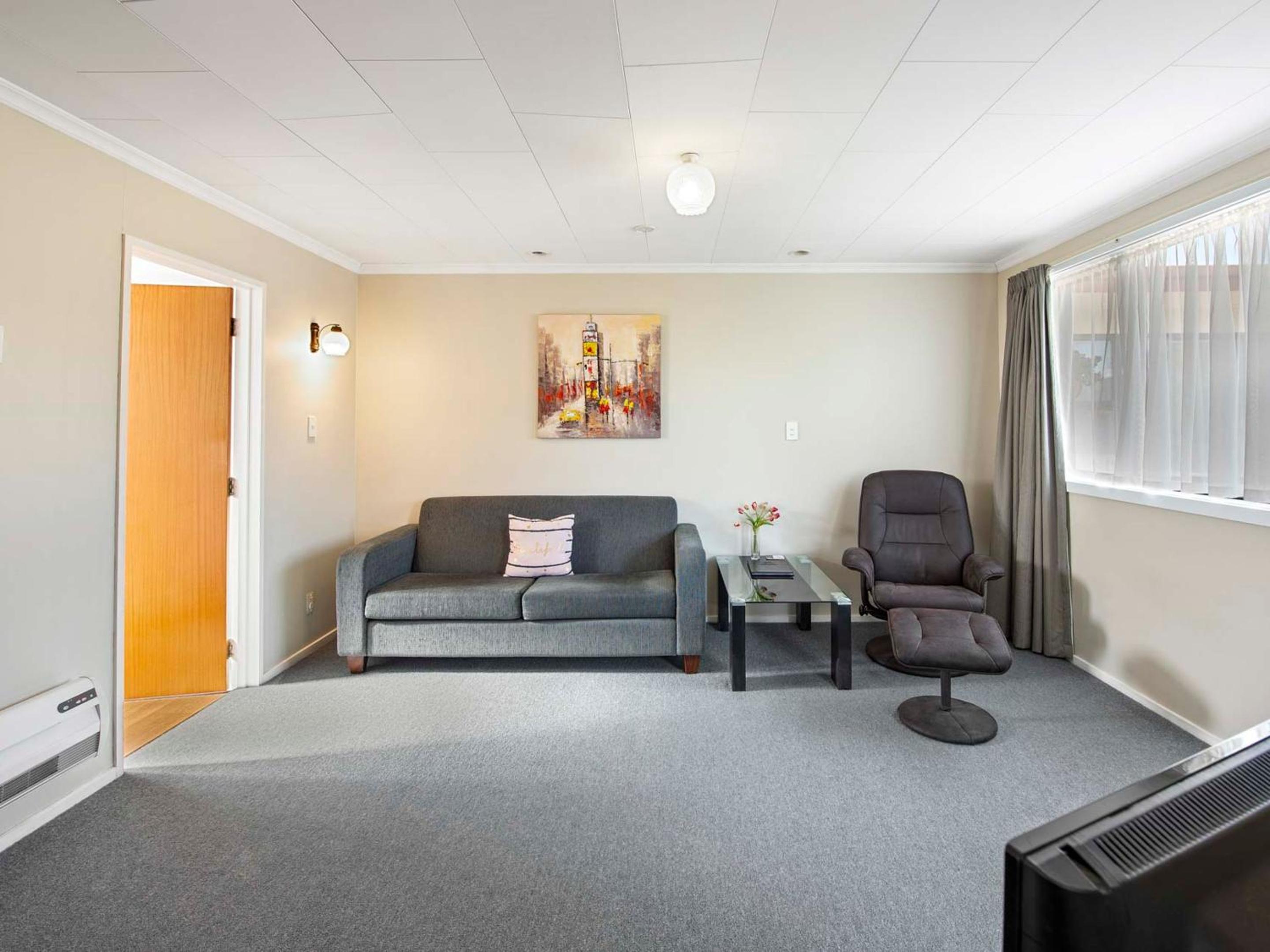 One-Bedroom Suite with Spa Bath - Photo 1