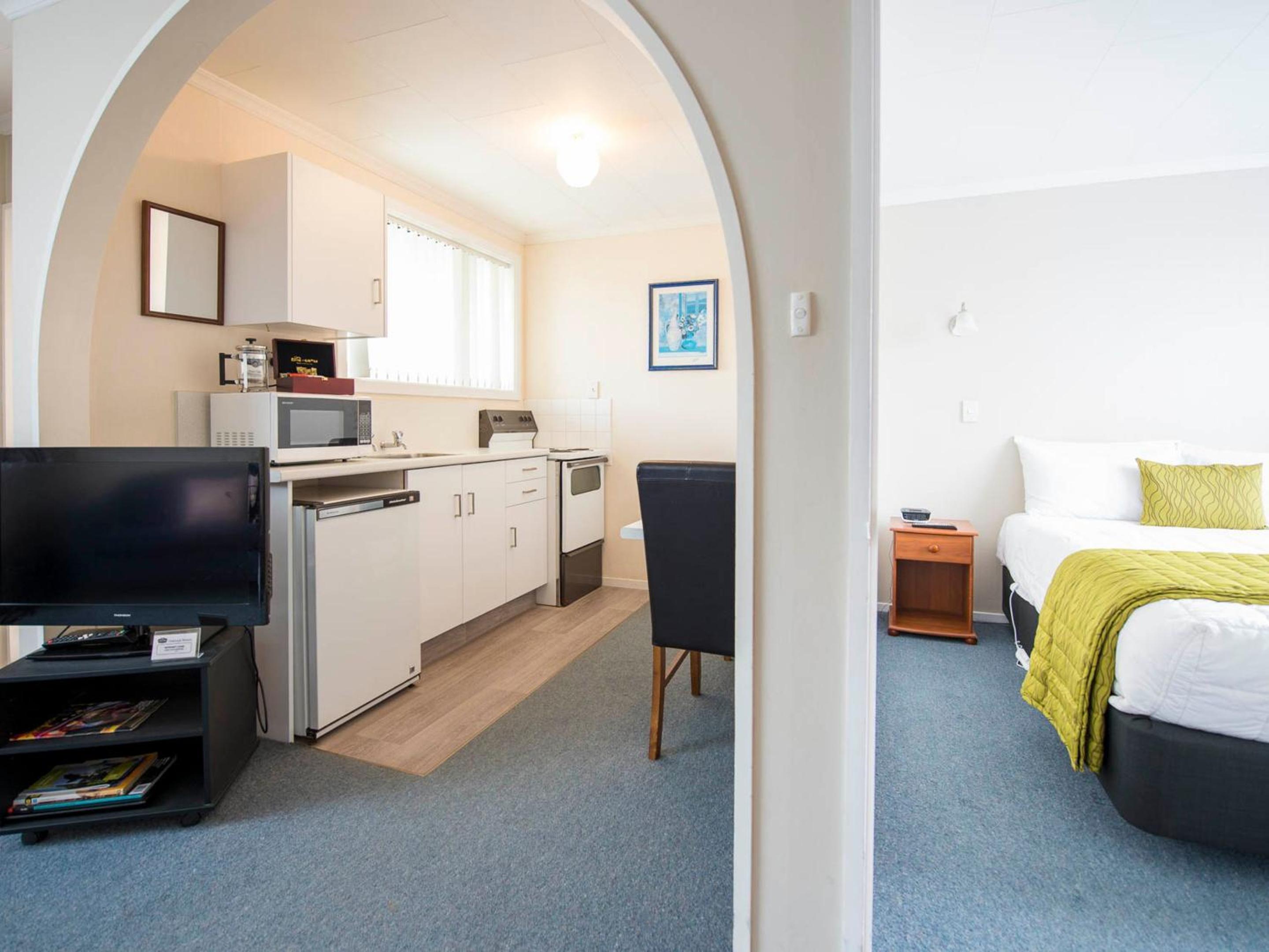 One-Bedroom Suite with Spa Bath - Photo 2
