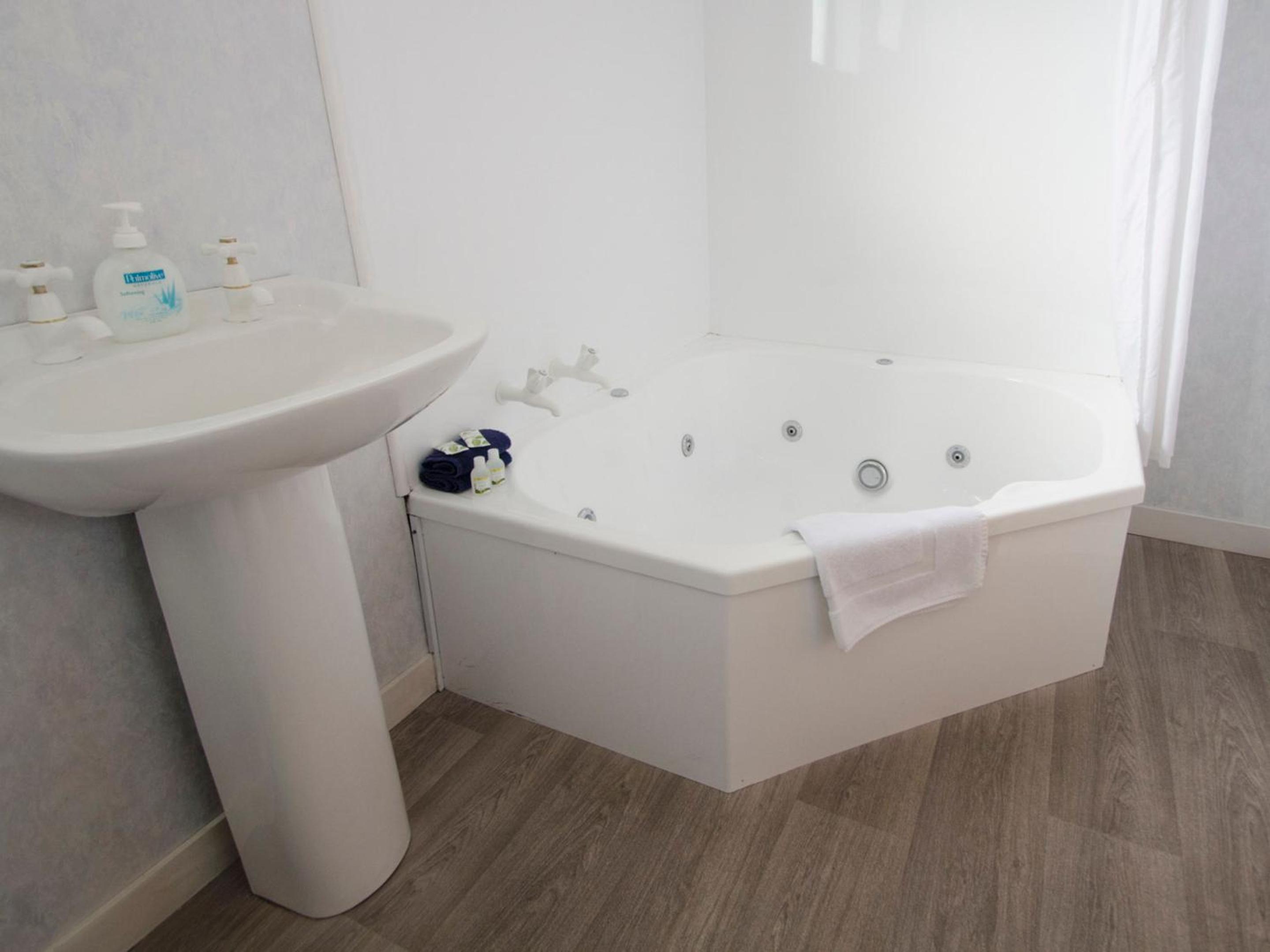 One-Bedroom Suite with Spa Bath - Photo 5