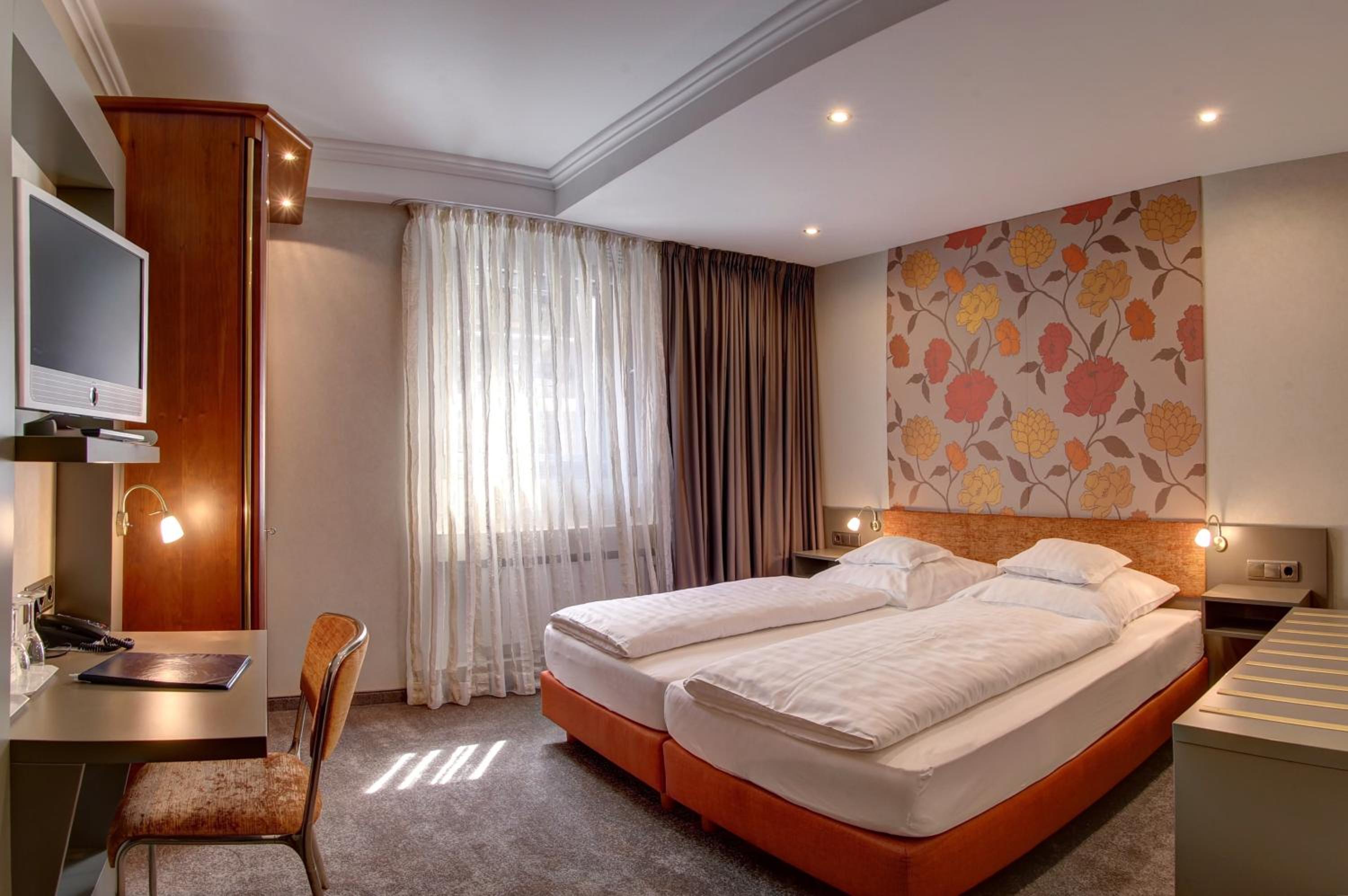 Standard Double Room - Photo 13