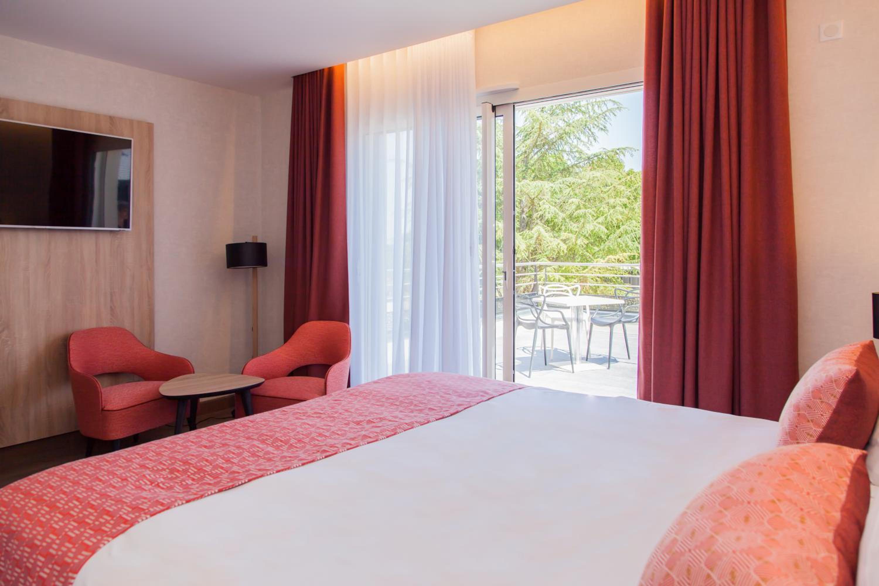Double Room with Pool View - Photo 5