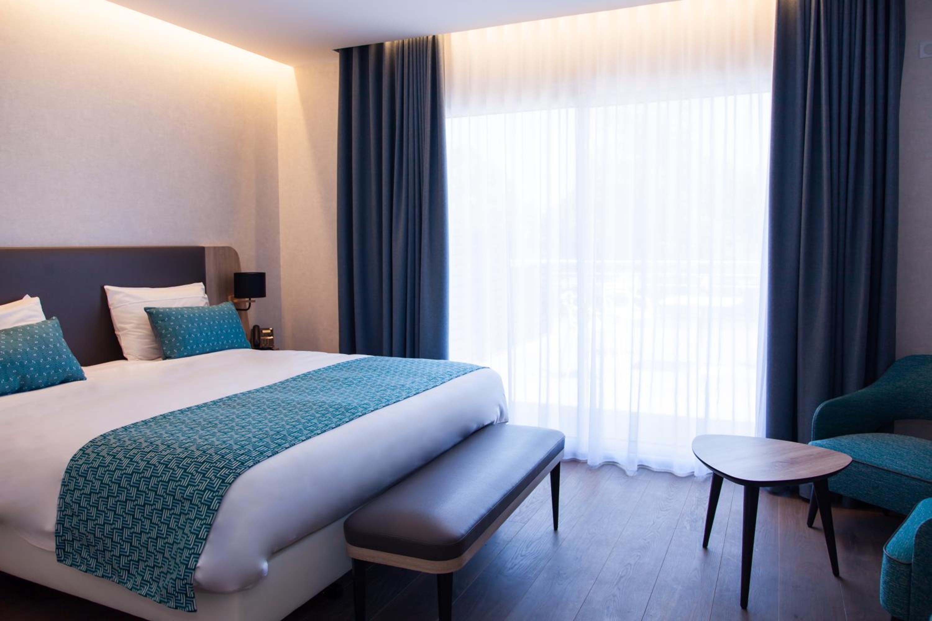 Double Room with Pool View - Photo 6