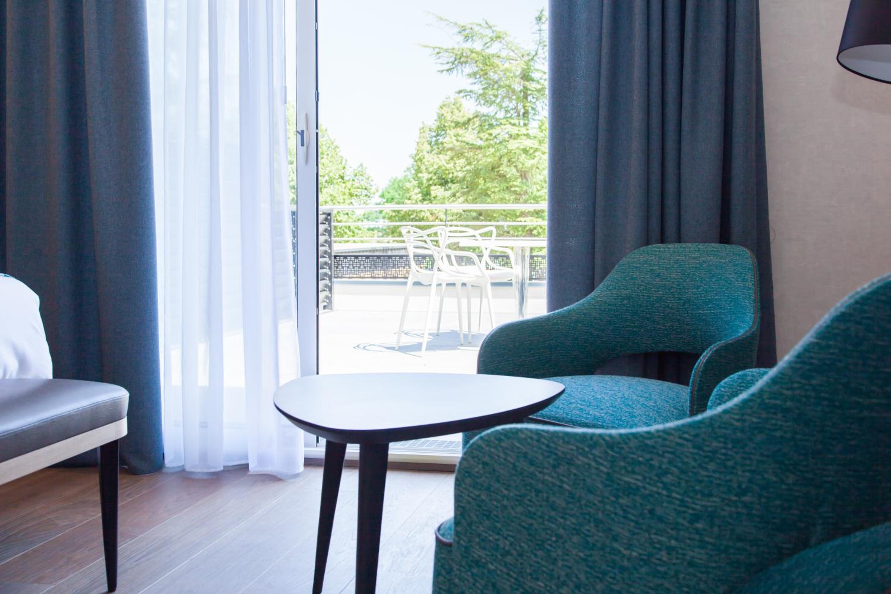 Double Room with Pool View - Photo 7