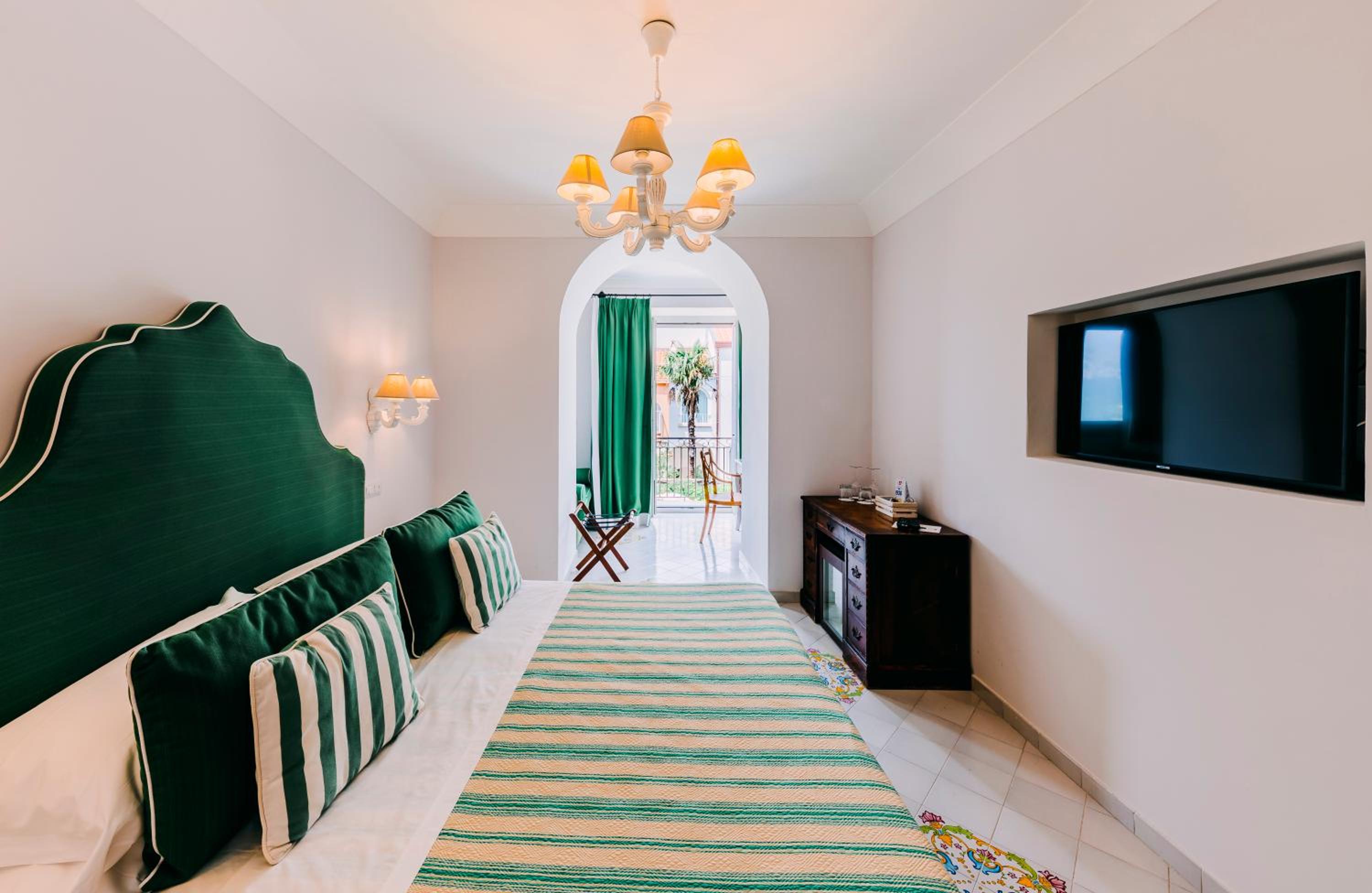 Comfort Double or Twin Room with Partial Sea View  photo 2
