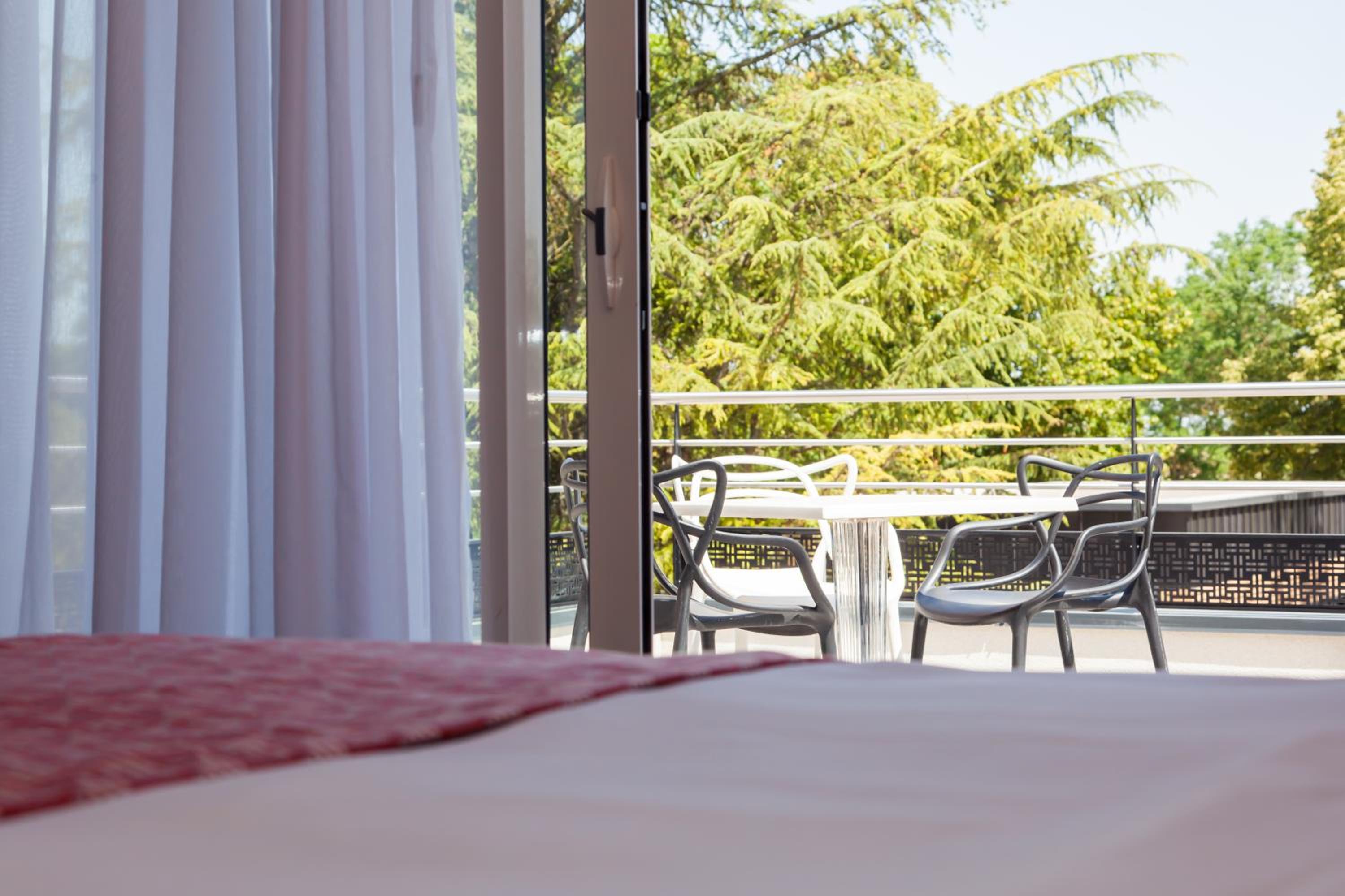 Double Room with Pool View - Photo 8