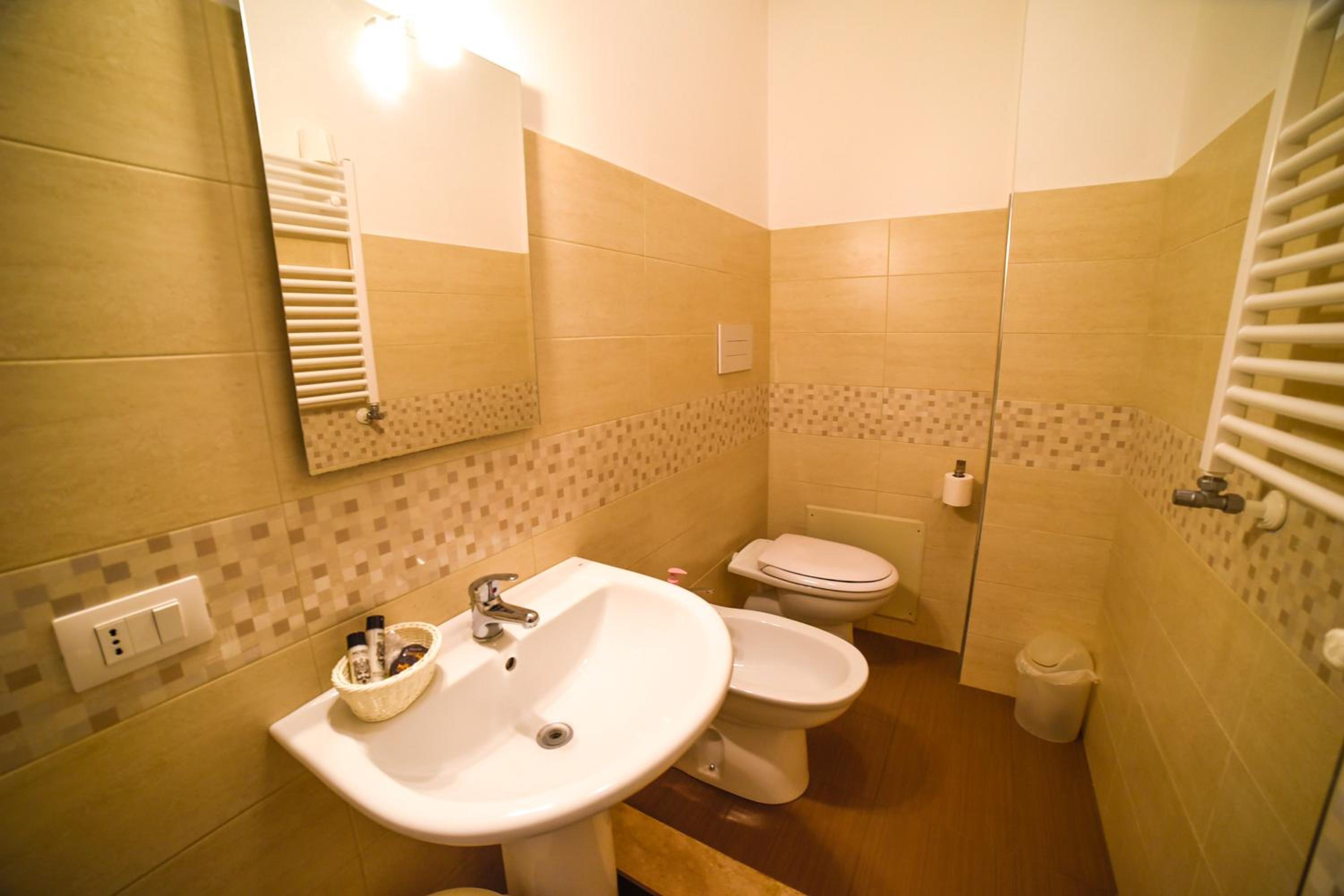 Quadruple Room with Private Bathroom in the room - Photo 10
