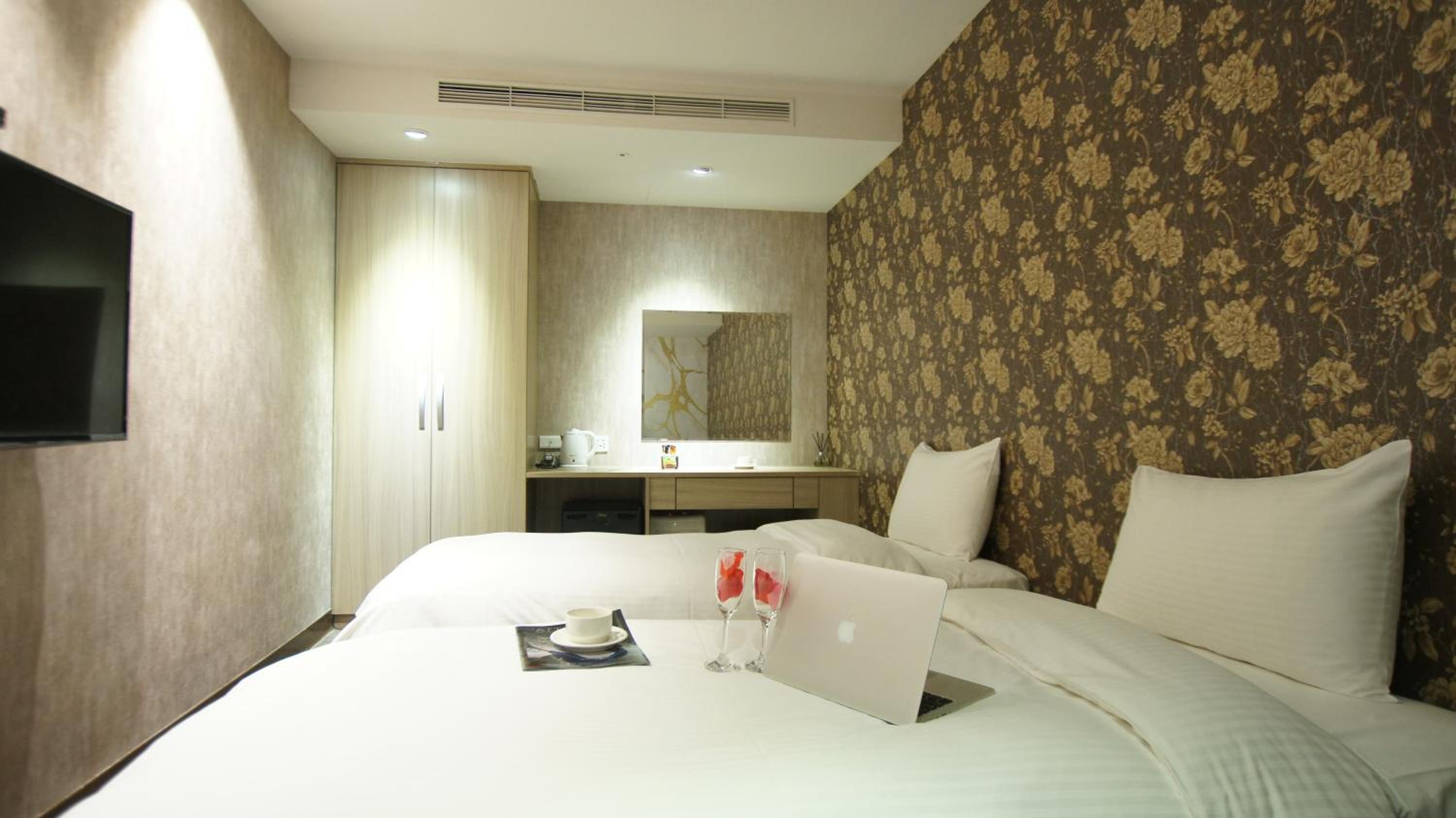 Superior Twin Room - No Window photo 3