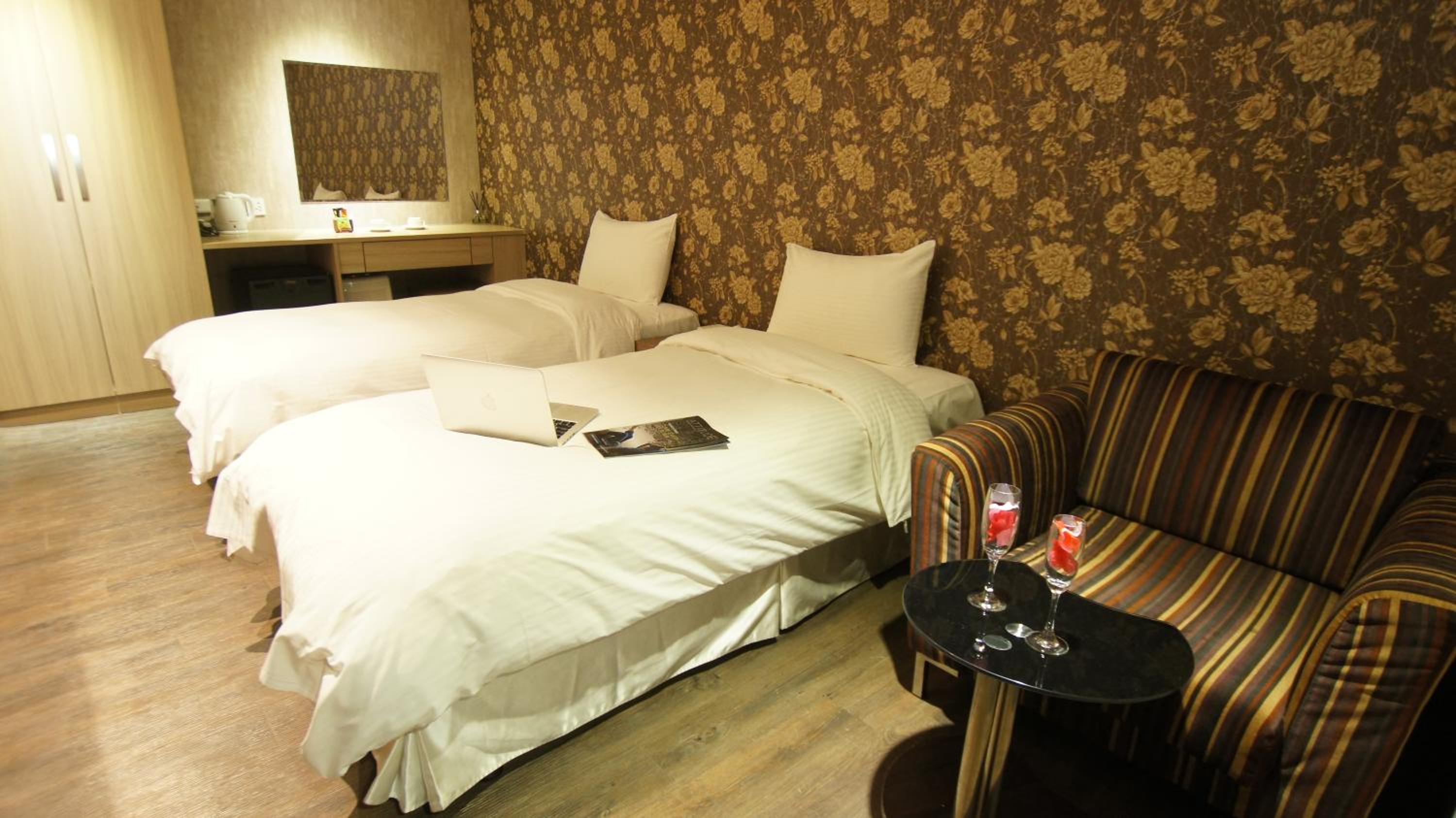 Superior Twin Room - No Window photo 2