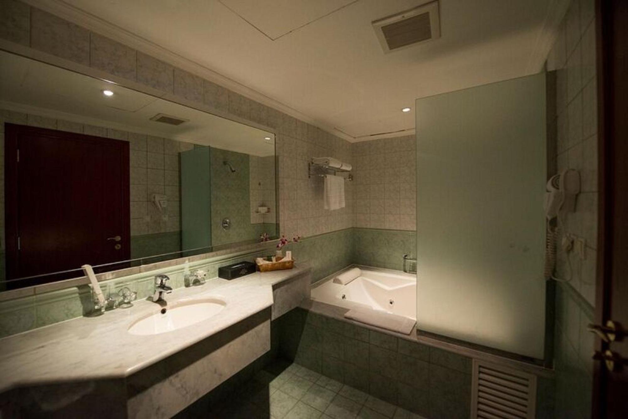 King Jacuzzi Suite - Photo 4