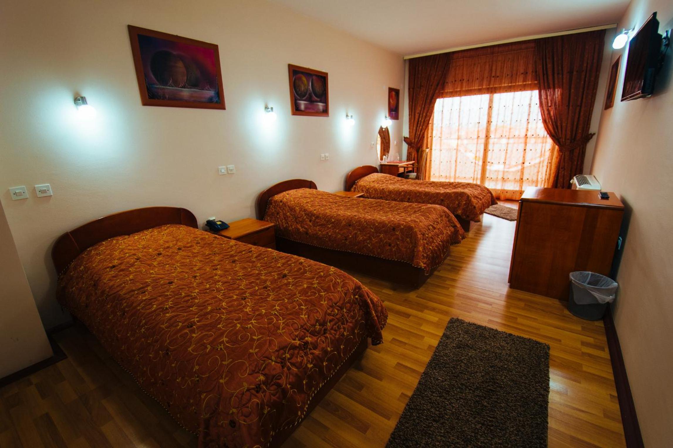 Deluxe Triple Room with Balcony - Photo 4