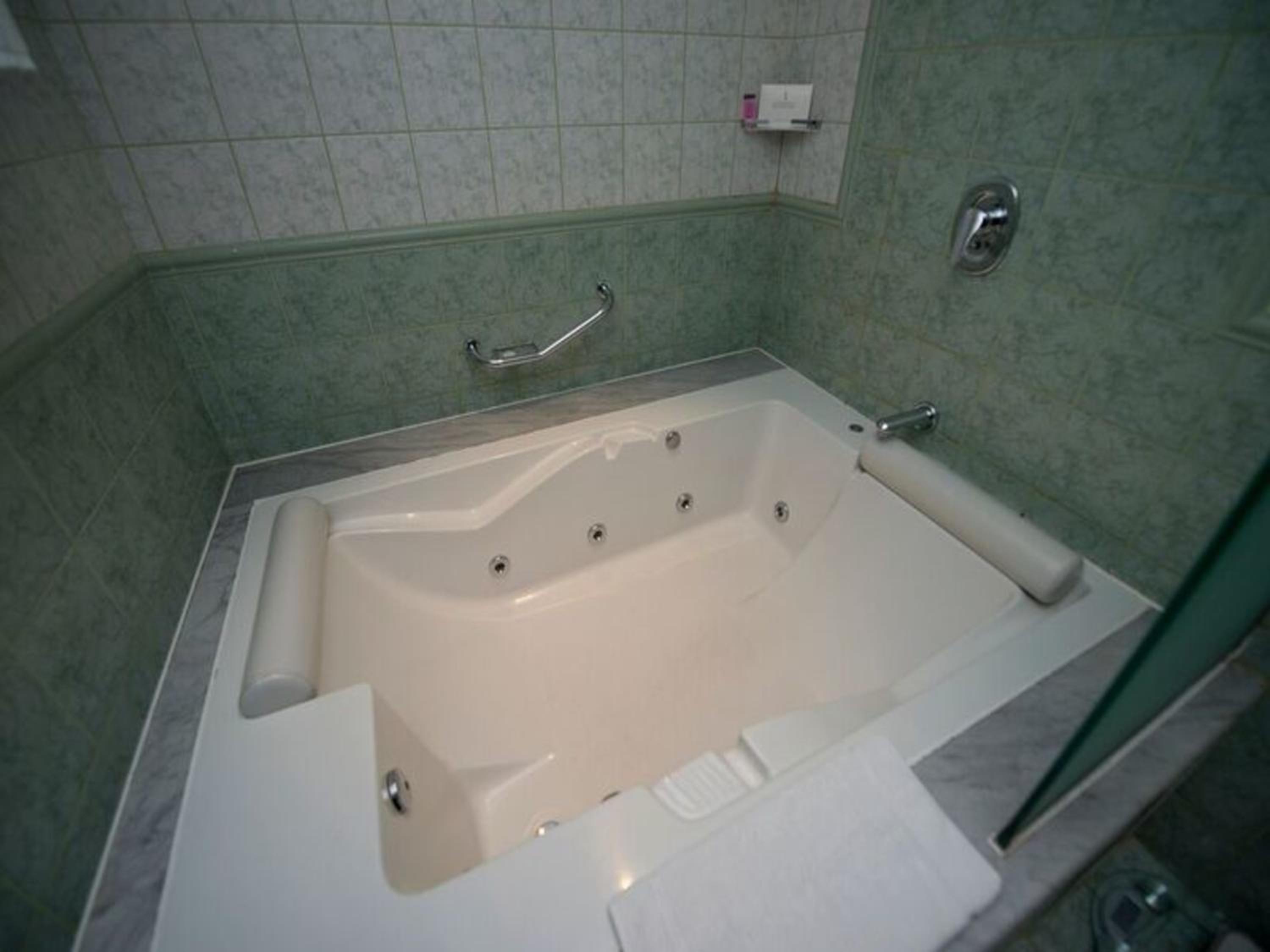 King Jacuzzi Suite - Photo 3