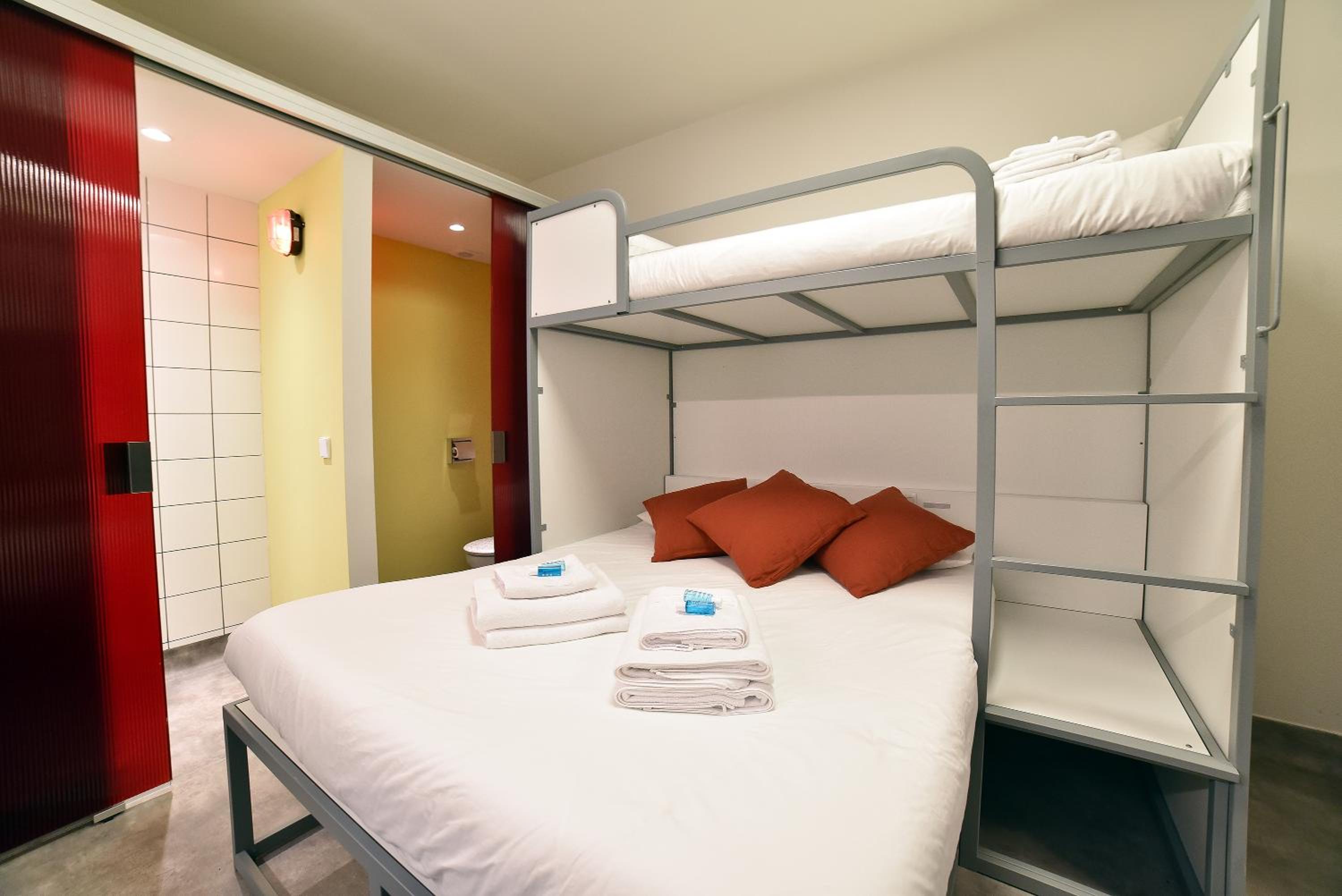 Habitación triple con baño