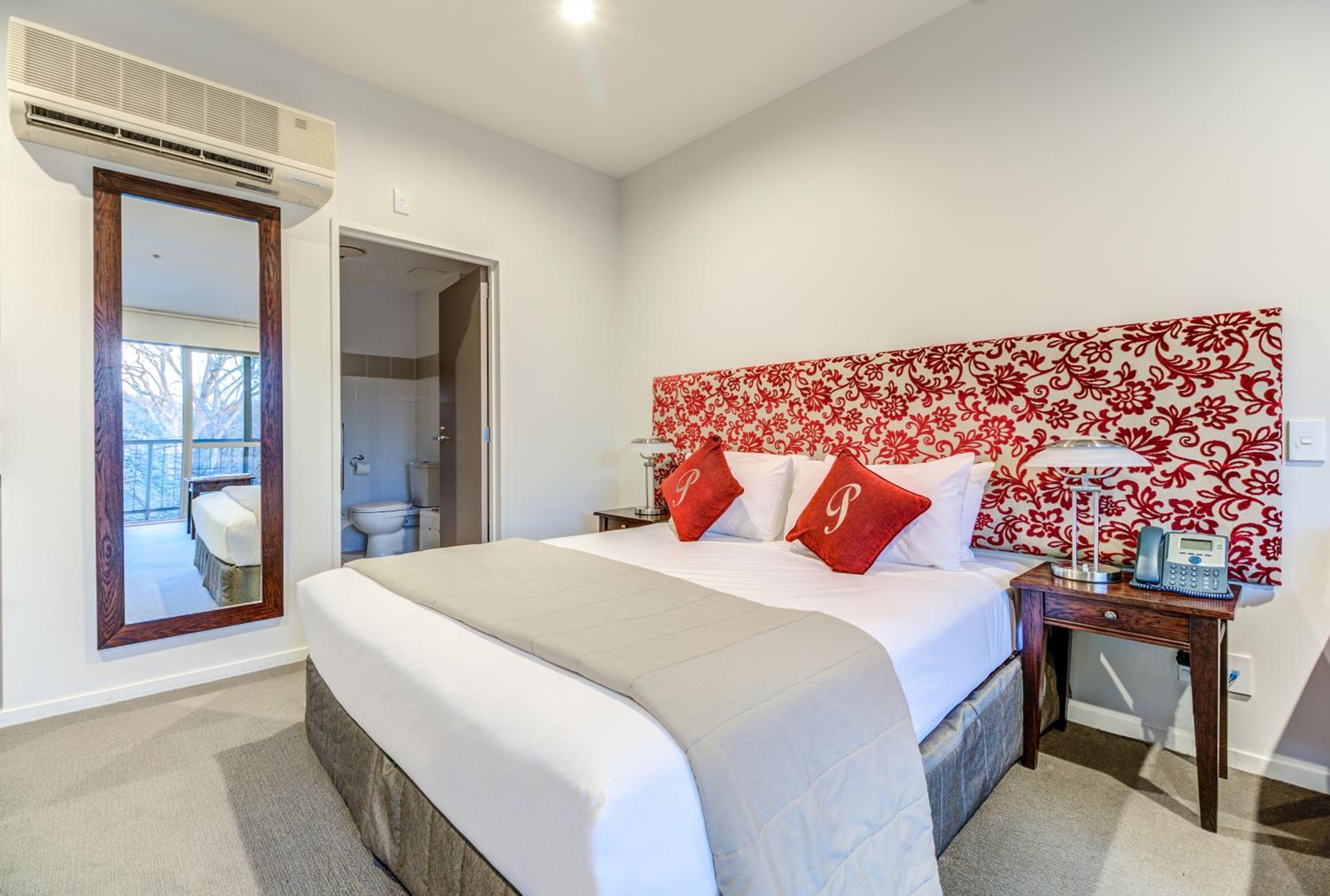 Executive Room - Photo 1