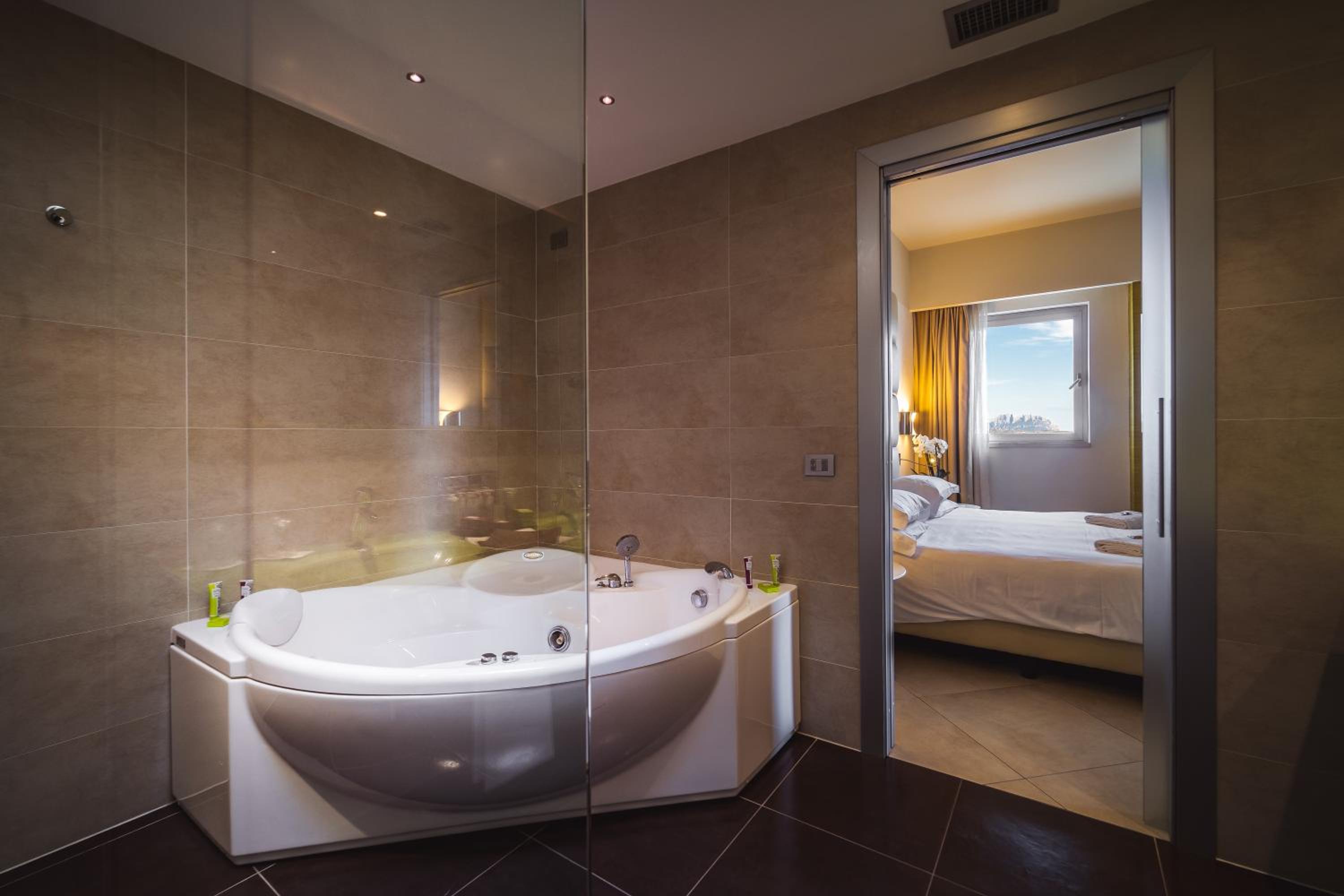 Suite with Jacuzzi - Photo 4