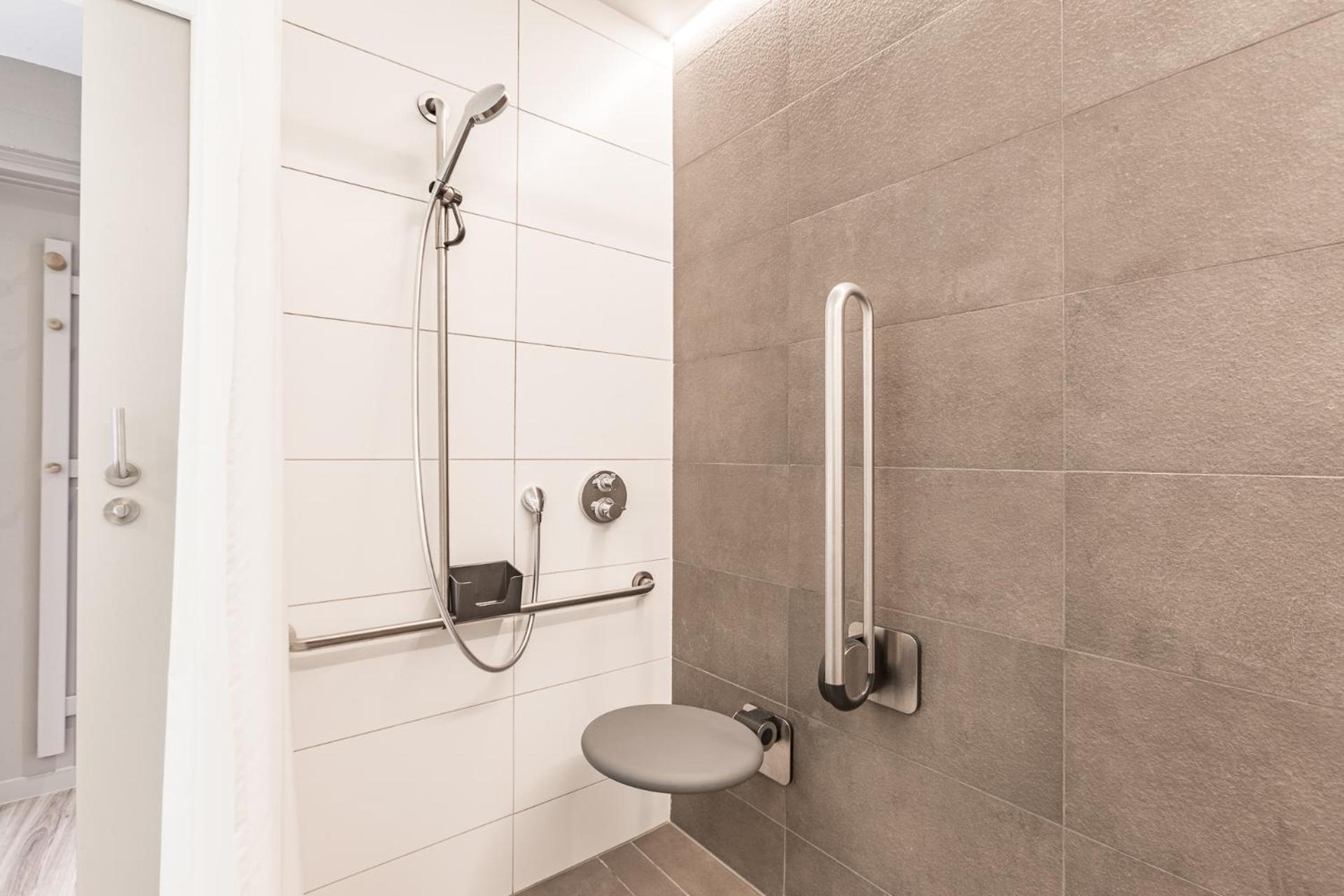Apartment with Shower photo 3