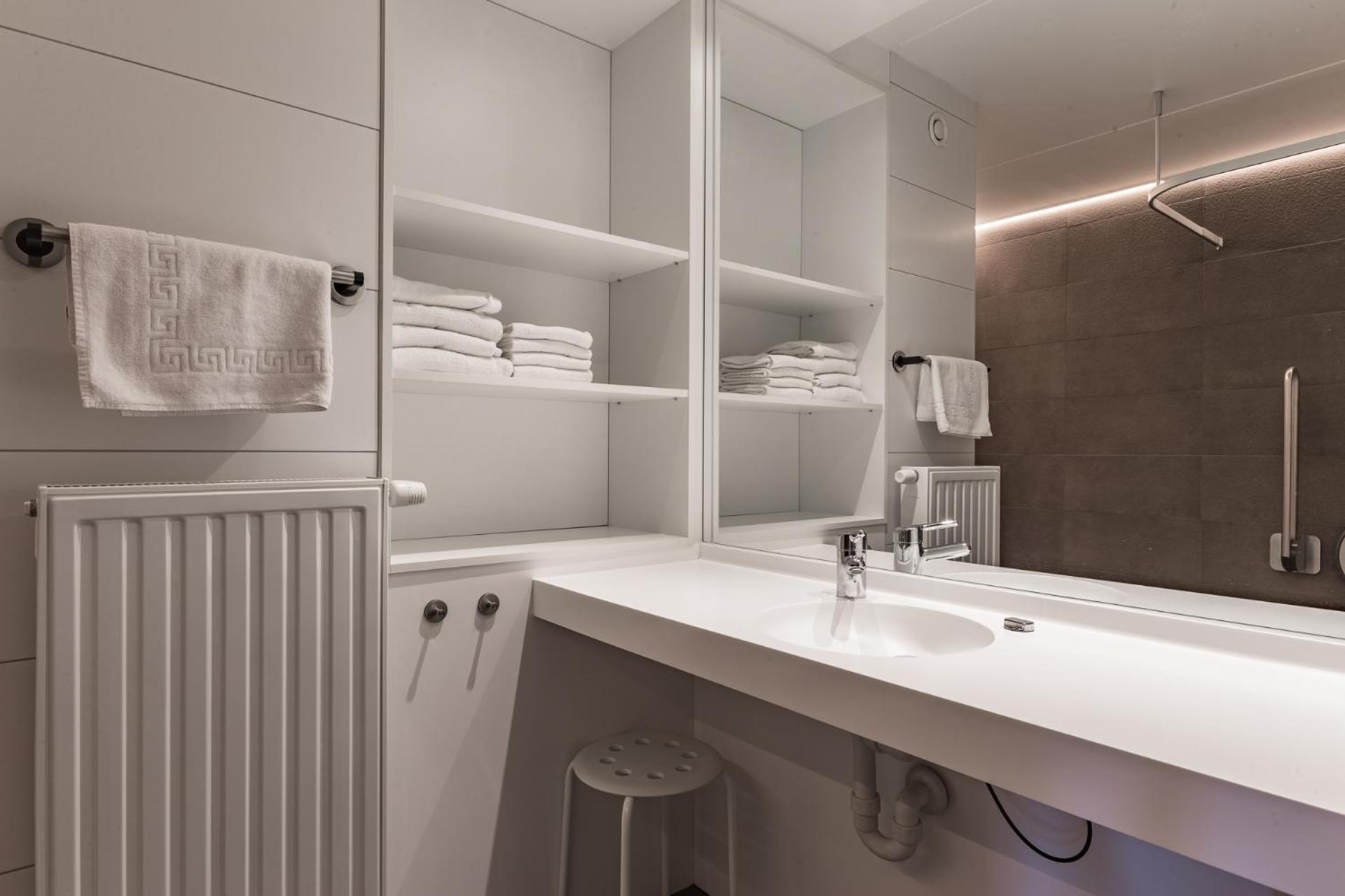 Apartment with Shower photo 2