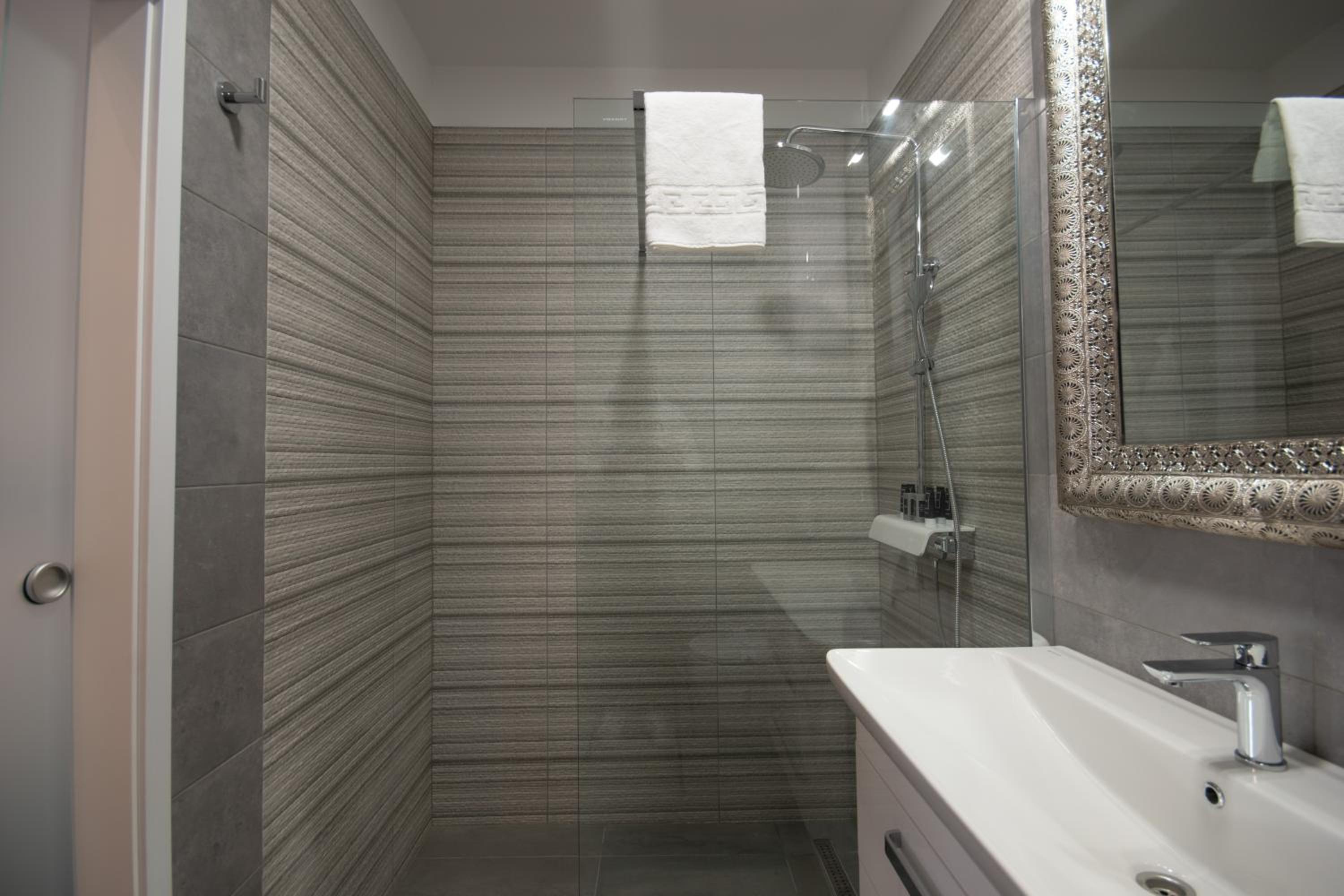 Double or Twin Room with Extra Bed photo 2